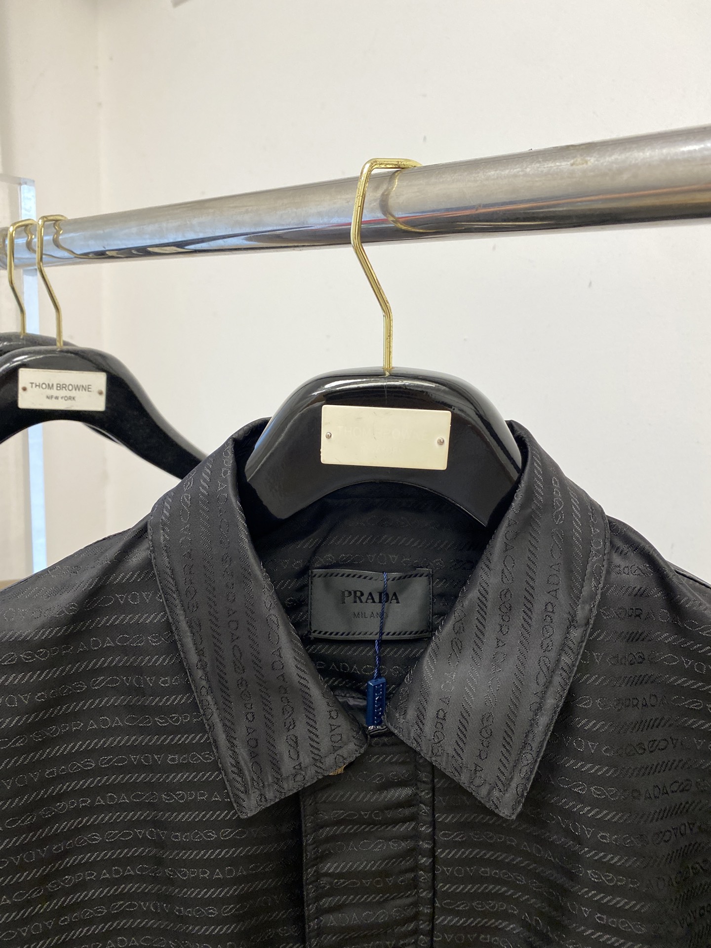 普拉达、2025新品夹克外套，时尚帅气，胸前五金装饰三角标logo，简约百搭款，定制原版面料，不仅挺括，