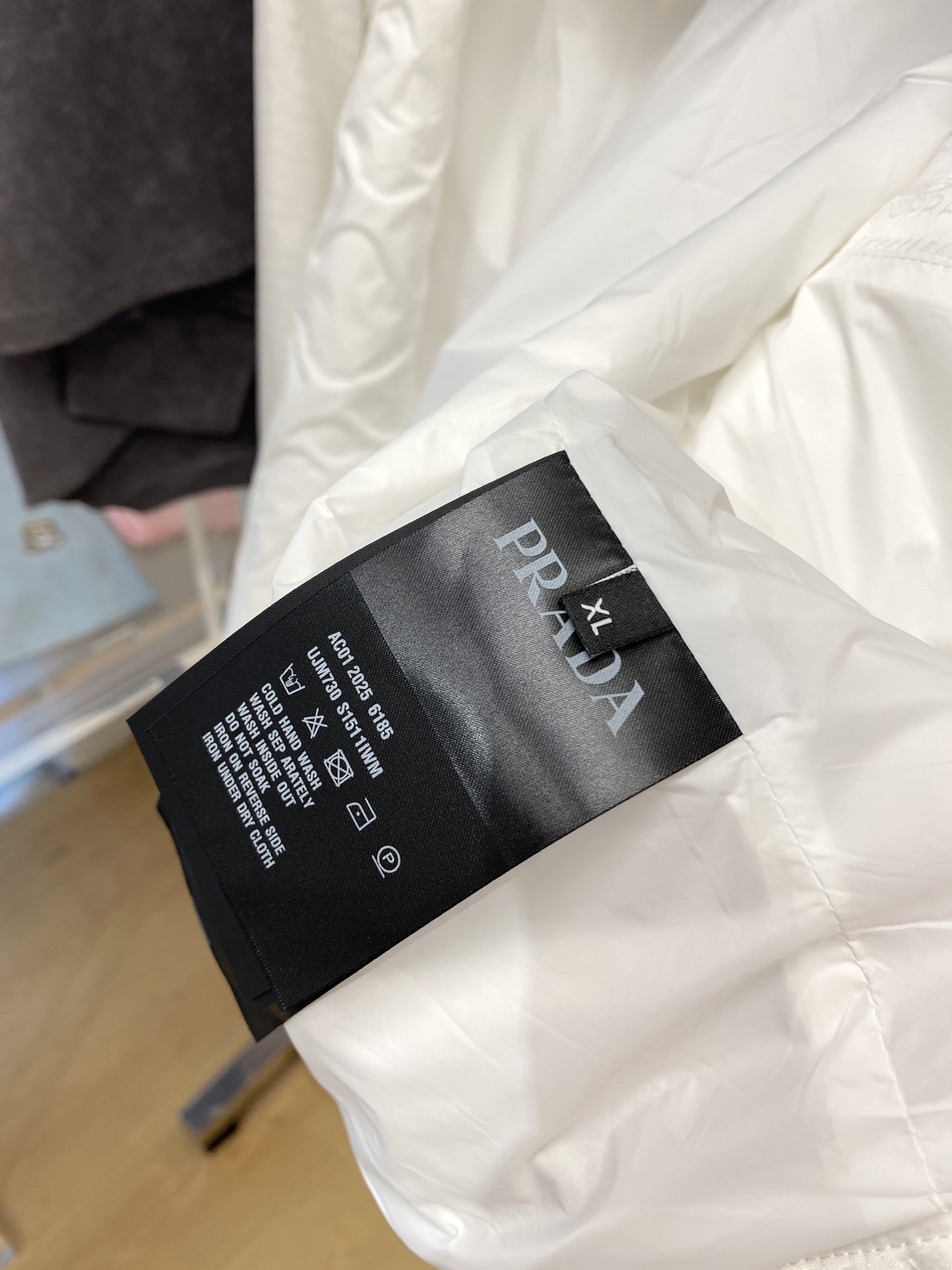 ￼ 普拉达、2025新品夹克外套，时尚帅气，胸前五金装饰三角标logo，简约百搭款，定制原版面料，不仅挺