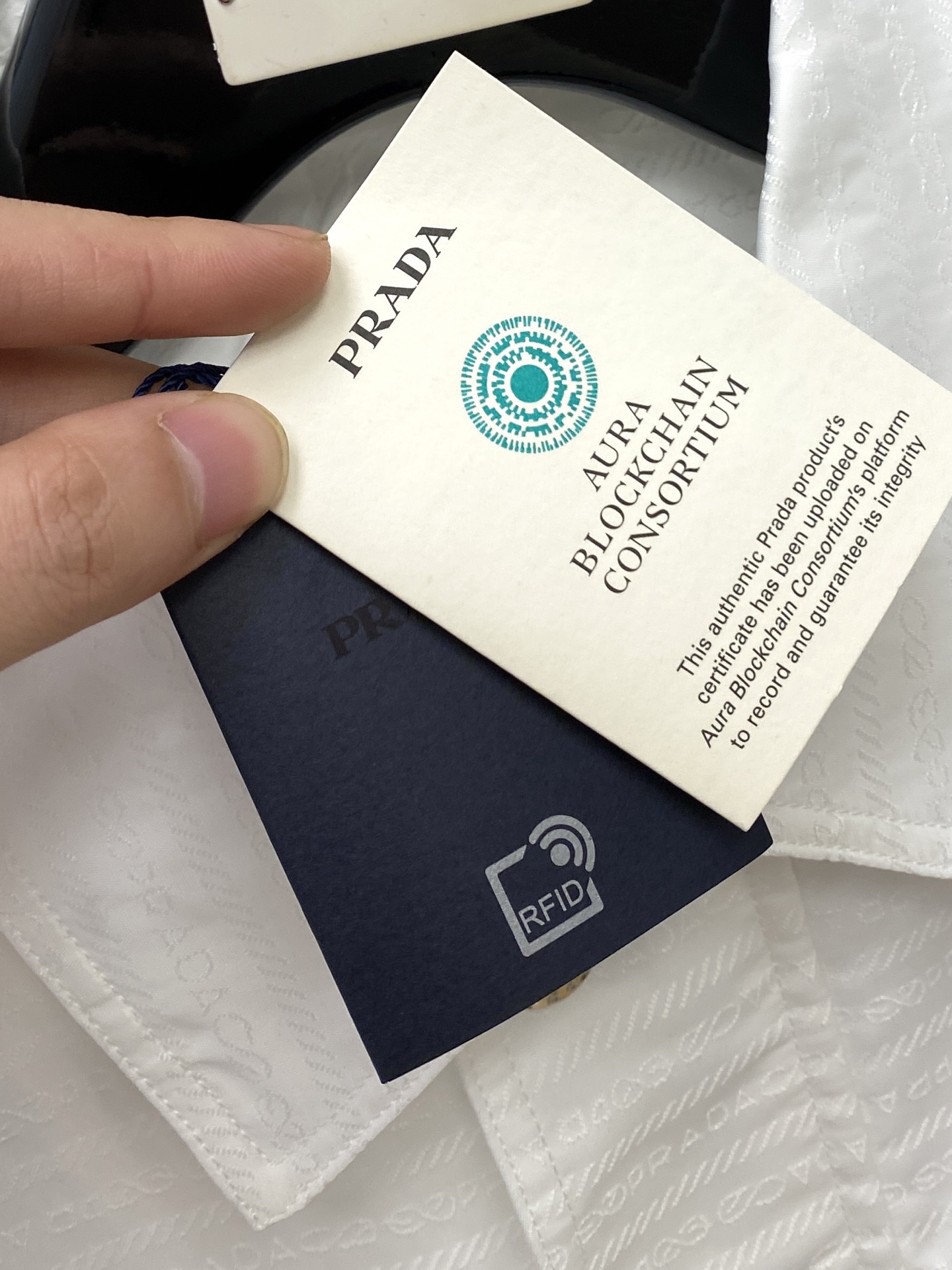 ￼ 普拉达、2025新品夹克外套，时尚帅气，胸前五金装饰三角标logo，简约百搭款，定制原版面料，不仅挺