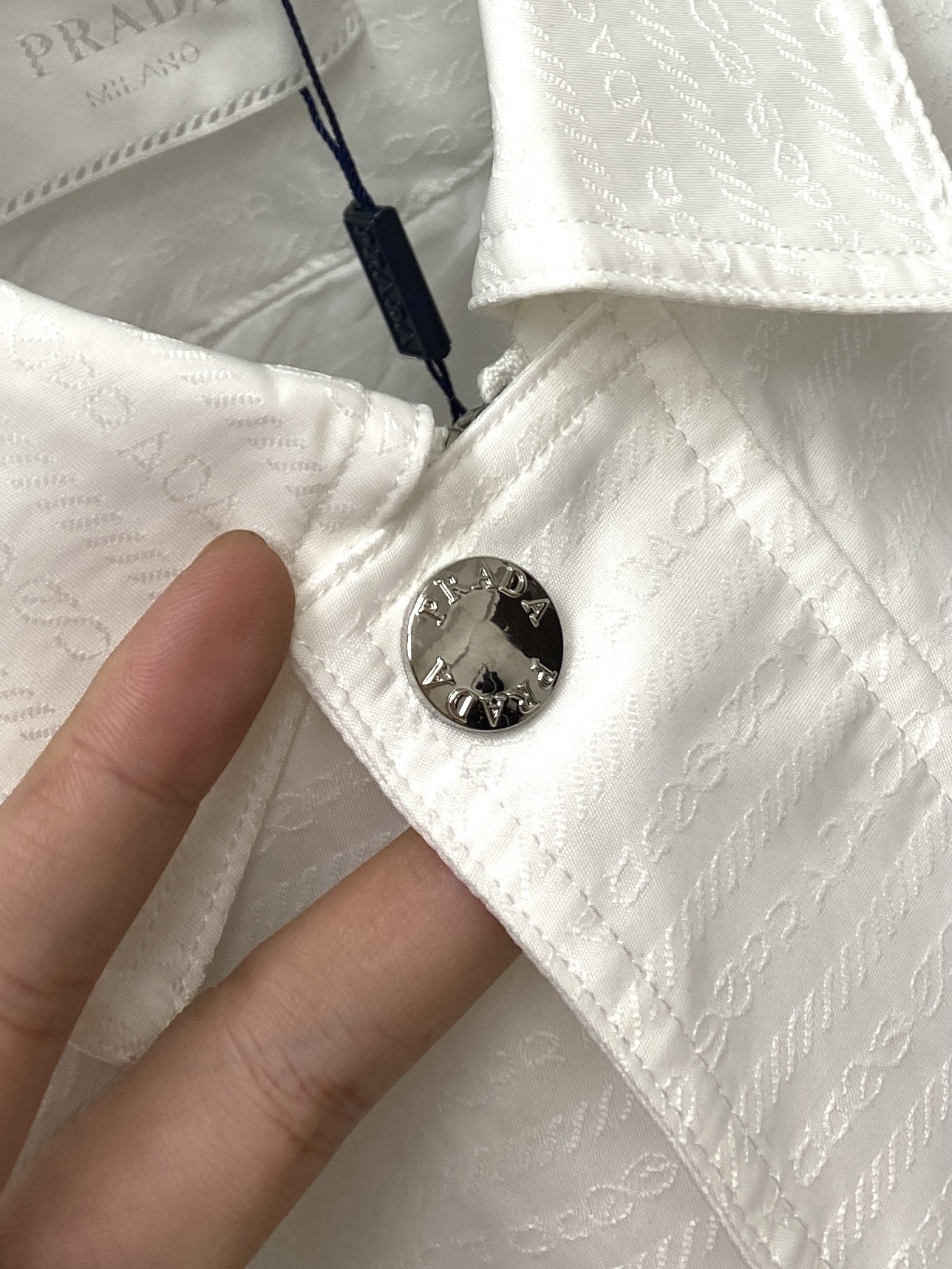 ￼ 普拉达、2025新品夹克外套，时尚帅气，胸前五金装饰三角标logo，简约百搭款，定制原版面料，不仅挺