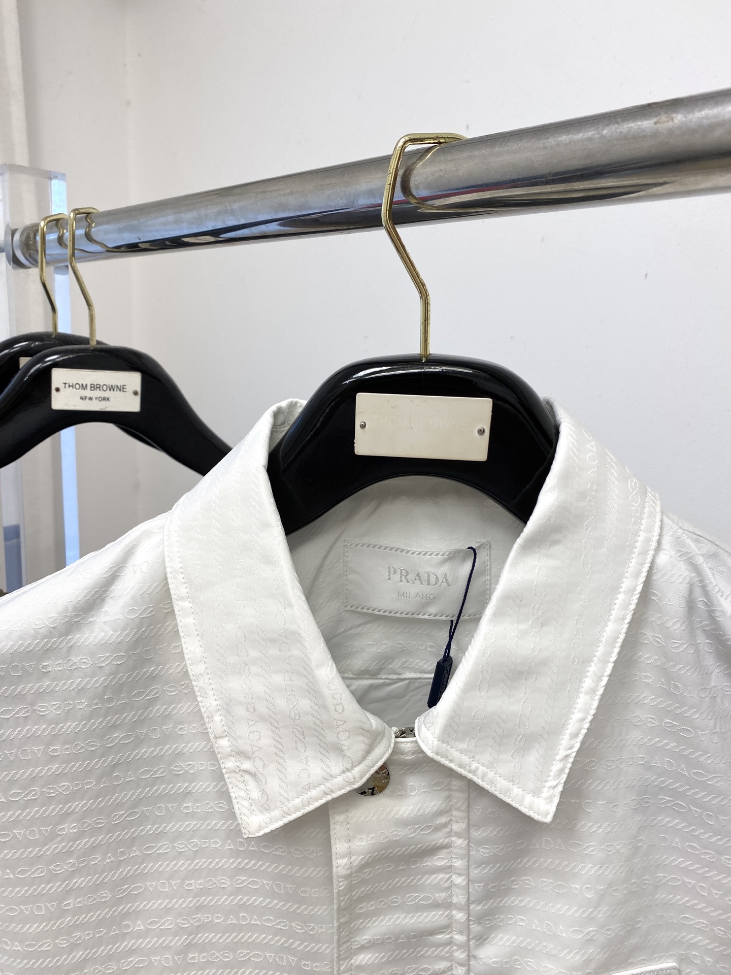 ￼ 普拉达、2025新品夹克外套，时尚帅气，胸前五金装饰三角标logo，简约百搭款，定制原版面料，不仅挺