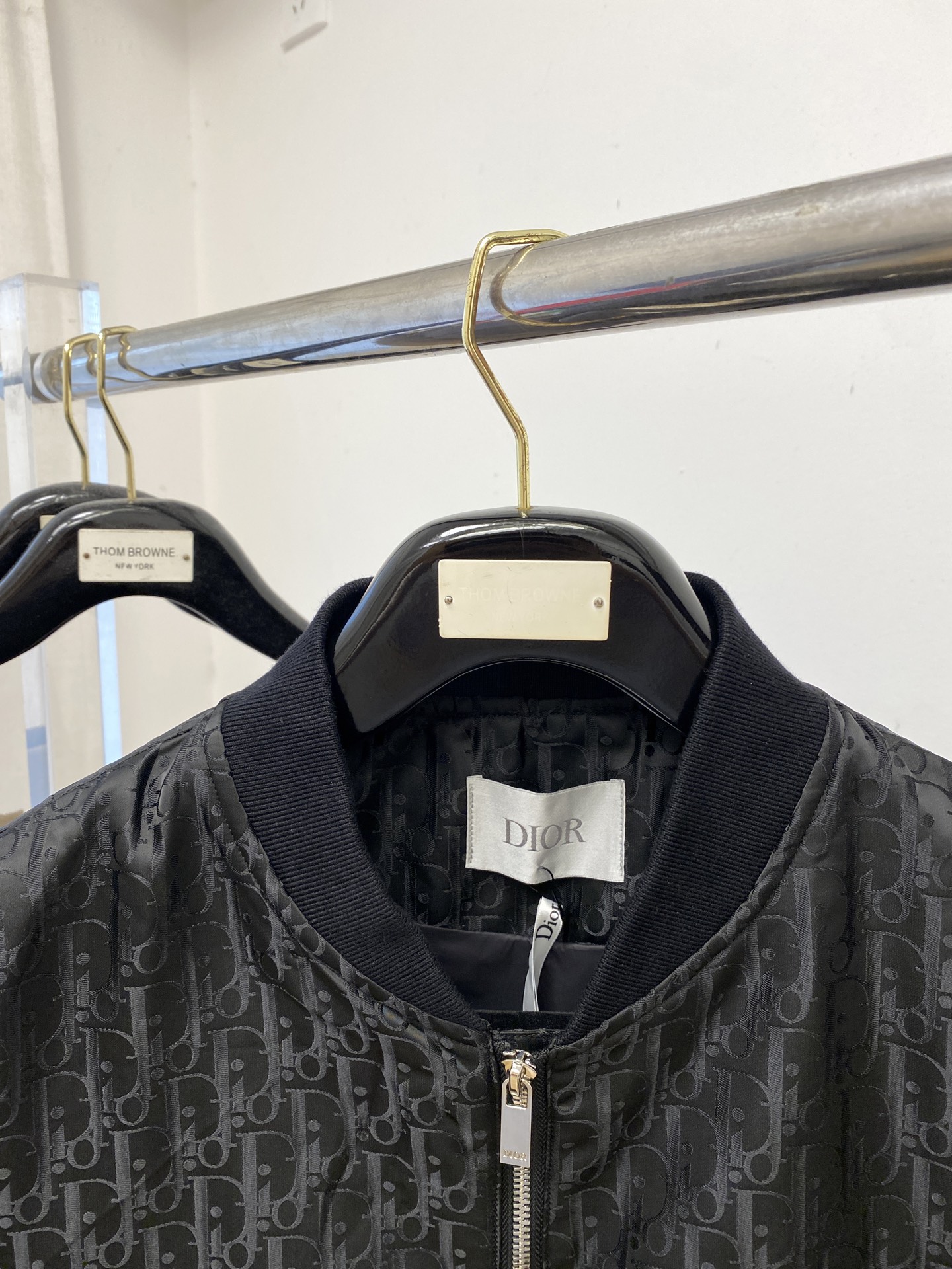 ￼ ￼ 迪奥、2025新品夹克外套，时尚帅气，胸前精致刺绣字母logo，简约百搭款，定制原版面料，不仅挺