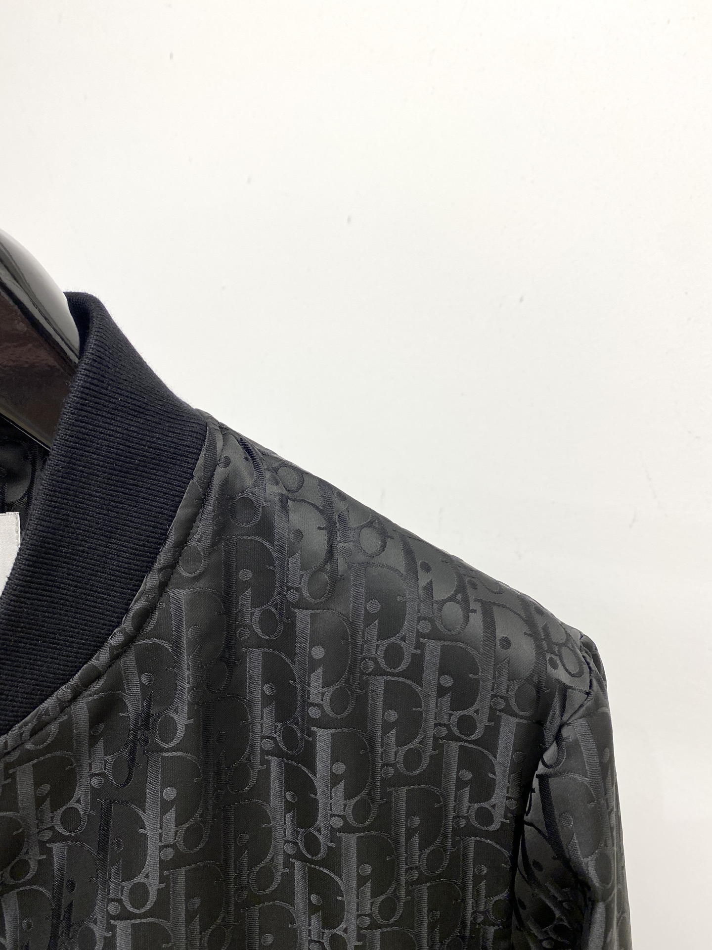 ￼ ￼ 迪奥、2025新品夹克外套，时尚帅气，胸前精致刺绣字母logo，简约百搭款，定制原版面料，不仅挺