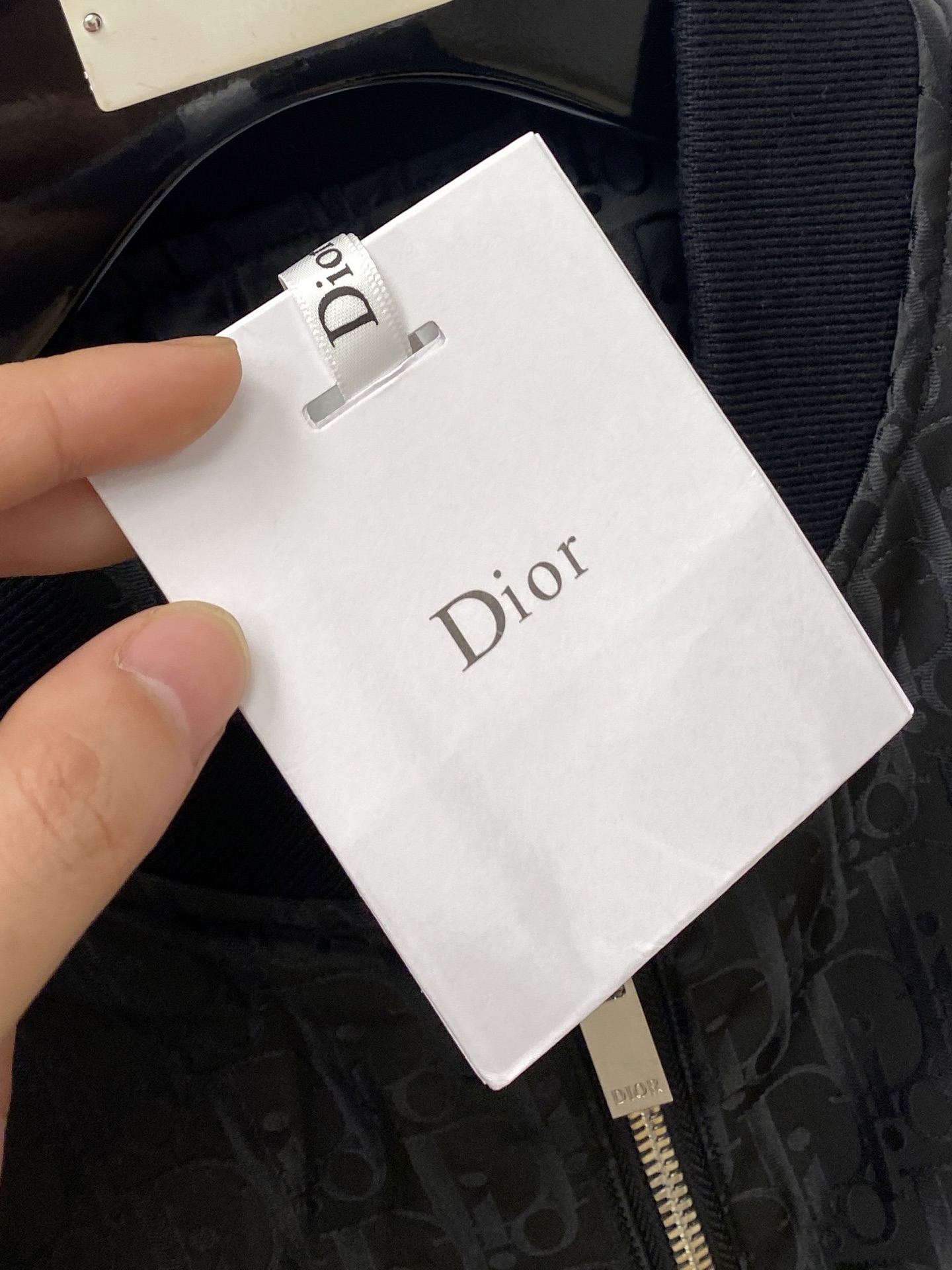 ￼ ￼ 迪奥、2025新品夹克外套，时尚帅气，胸前精致刺绣字母logo，简约百搭款，定制原版面料，不仅挺