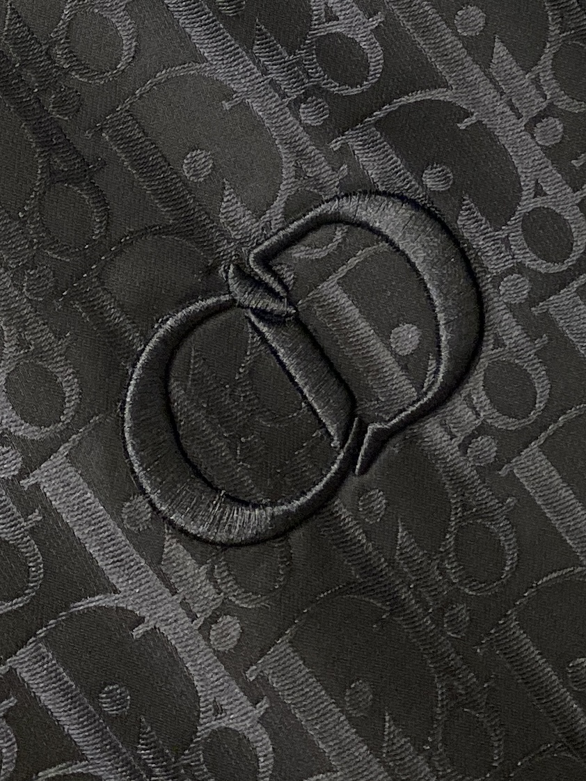 ￼ ￼ 迪奥、2025新品夹克外套，时尚帅气，胸前精致刺绣字母logo，简约百搭款，定制原版面料，不仅挺