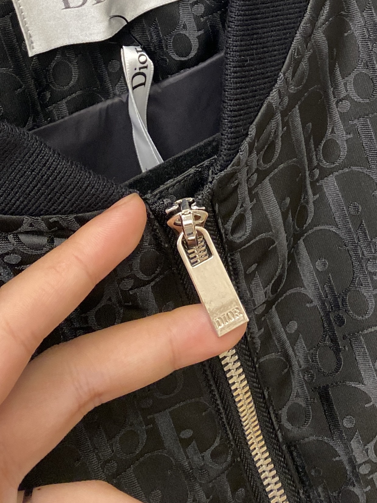 ￼ ￼ 迪奥、2025新品夹克外套，时尚帅气，胸前精致刺绣字母logo，简约百搭款，定制原版面料，不仅挺