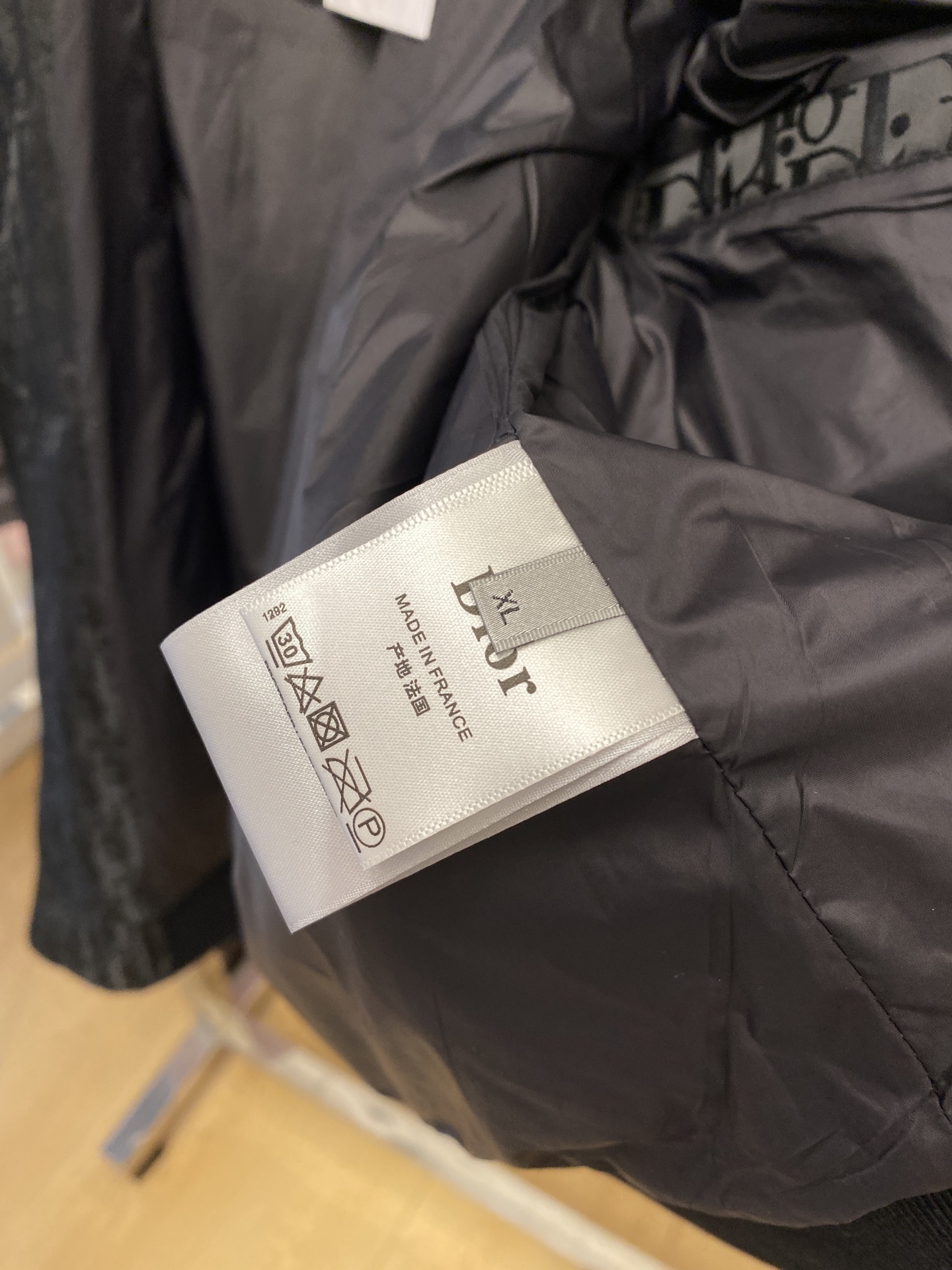 ￼ ￼ 迪奥、2025新品夹克外套，时尚帅气，胸前精致刺绣字母logo，简约百搭款，定制原版面料，不仅挺