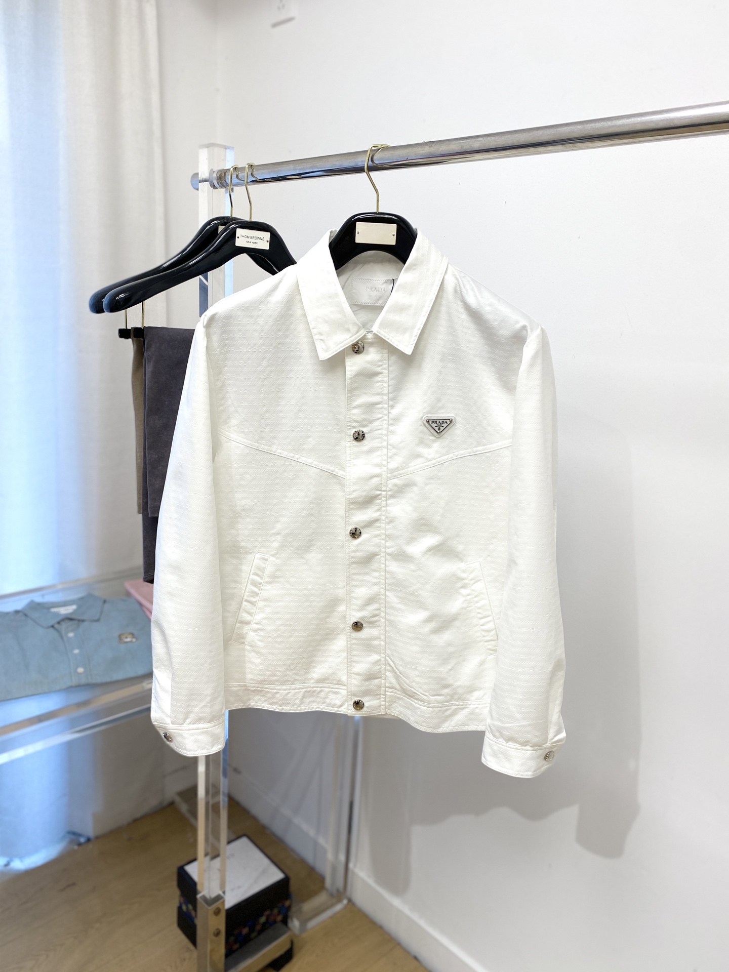 ￼ 普拉达、2025新品夹克外套，时尚帅气，胸前五金装饰三角标logo，简约百搭款，定制原版面料，不仅挺