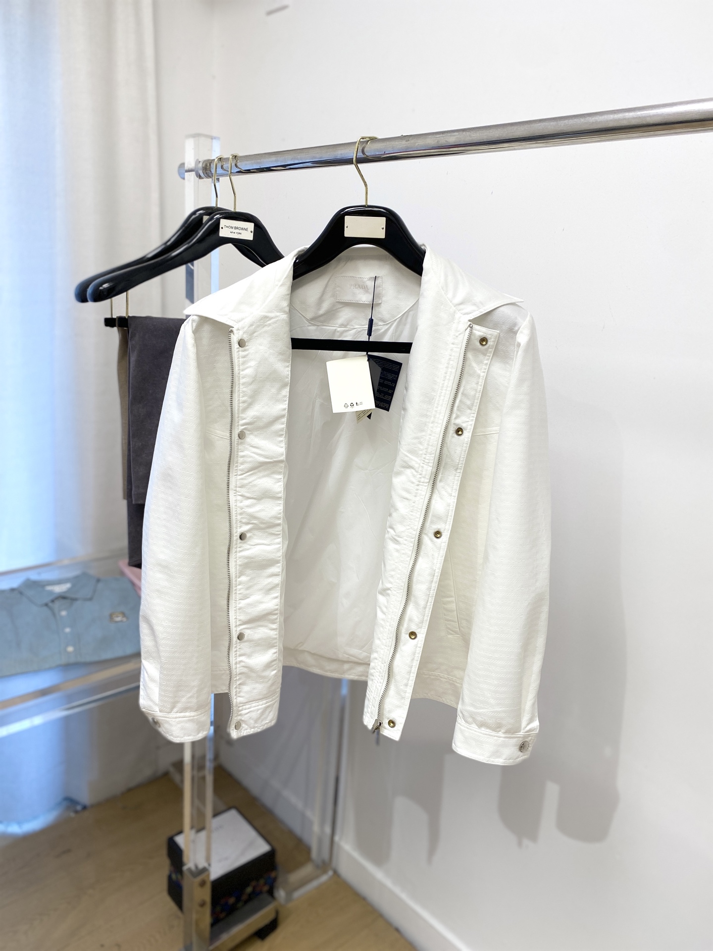 ￼ 普拉达、2025新品夹克外套，时尚帅气，胸前五金装饰三角标logo，简约百搭款，定制原版面料，不仅挺