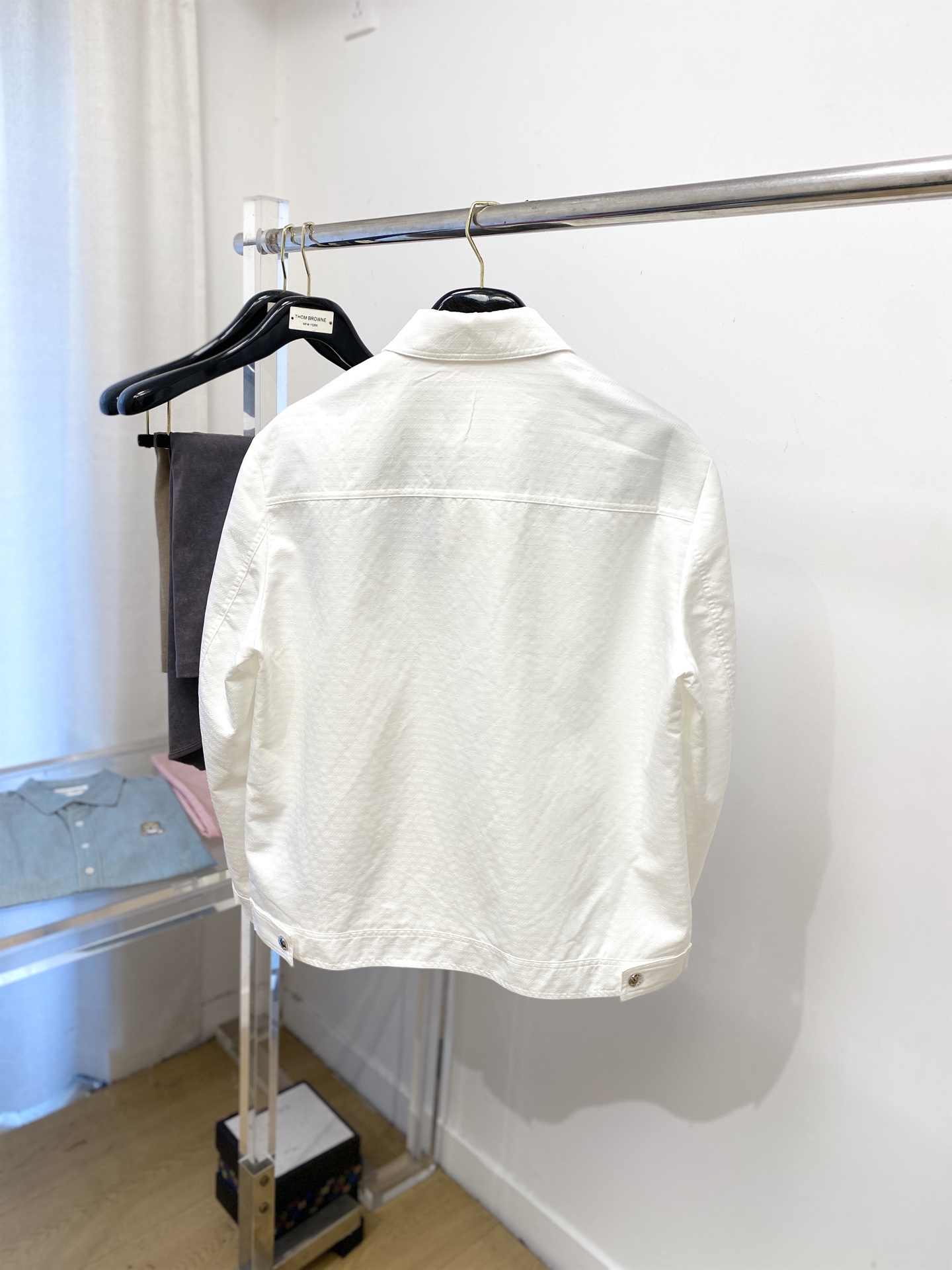 ￼ 普拉达、2025新品夹克外套，时尚帅气，胸前五金装饰三角标logo，简约百搭款，定制原版面料，不仅挺