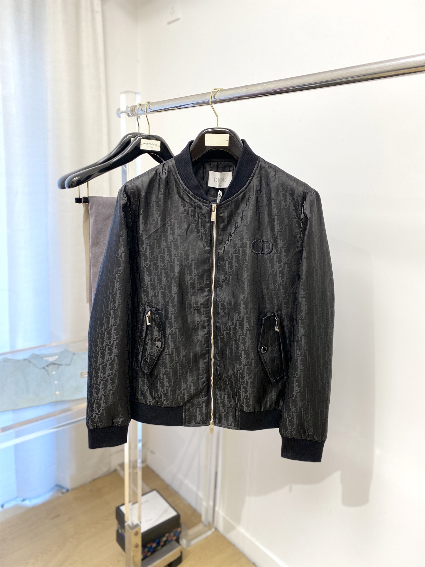 ￼ ￼ 迪奥、2025新品夹克外套，时尚帅气，胸前精致刺绣字母logo，简约百搭款，定制原版面料，不仅挺