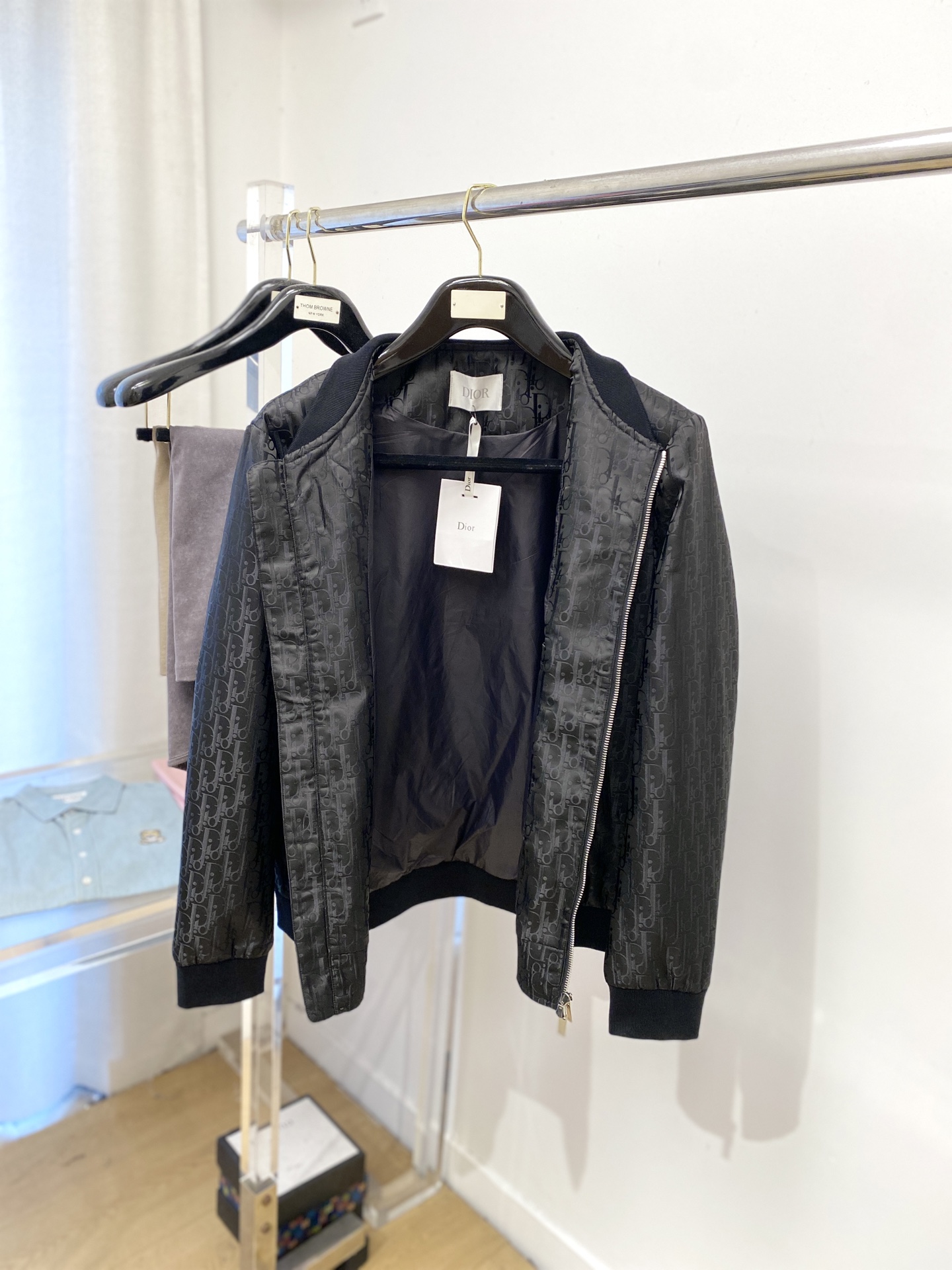 ￼ ￼ 迪奥、2025新品夹克外套，时尚帅气，胸前精致刺绣字母logo，简约百搭款，定制原版面料，不仅挺
