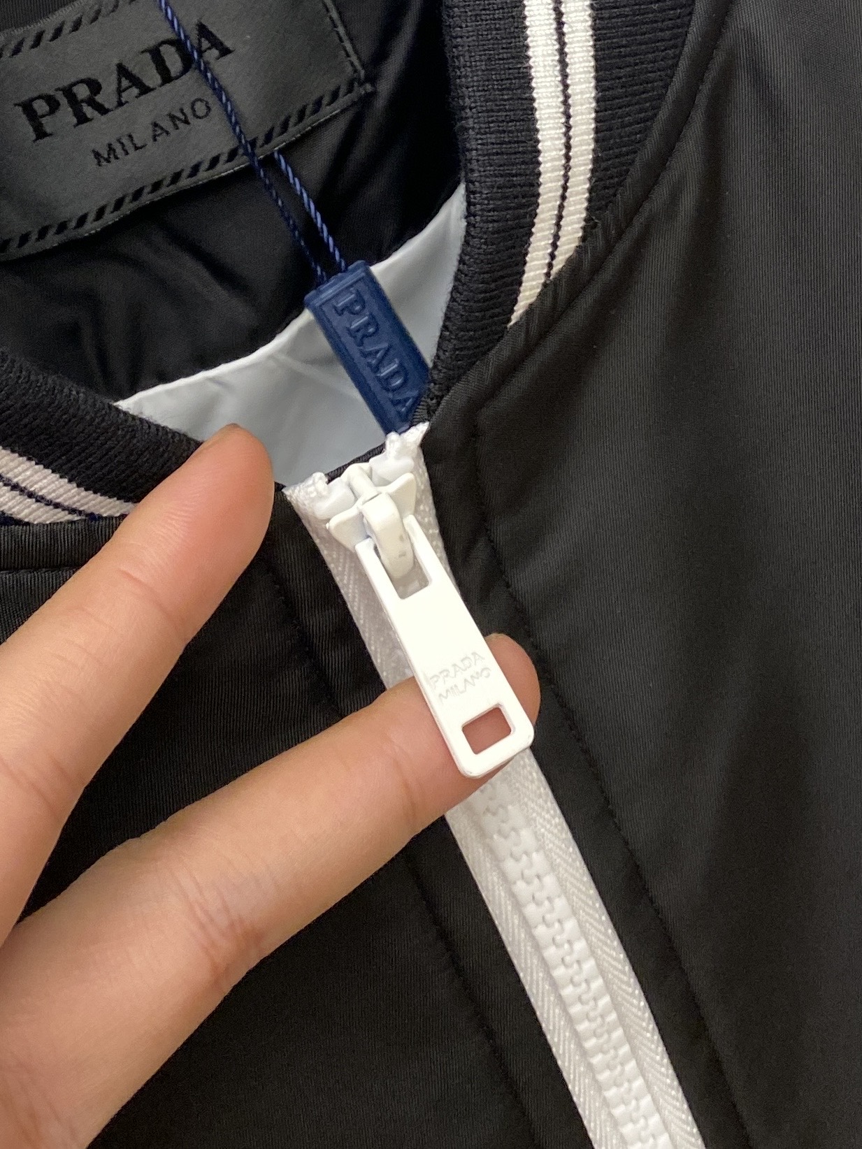 普拉达、2025新品夹克外套，时尚帅气，胸前五金装饰三角标logo，简约百搭款，定制原版面料，不仅挺括，