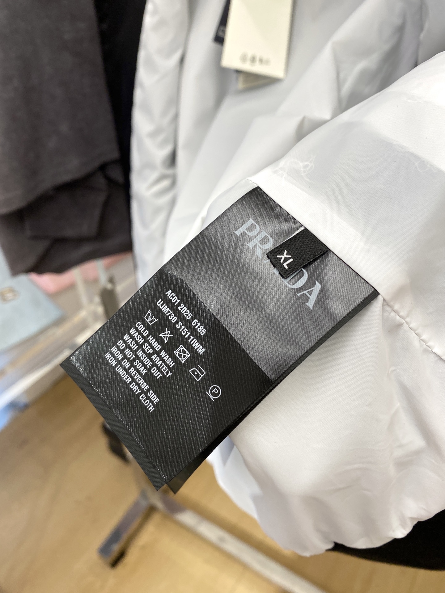 普拉达、2025新品夹克外套，时尚帅气，胸前五金装饰三角标logo，简约百搭款，定制原版面料，不仅挺括，