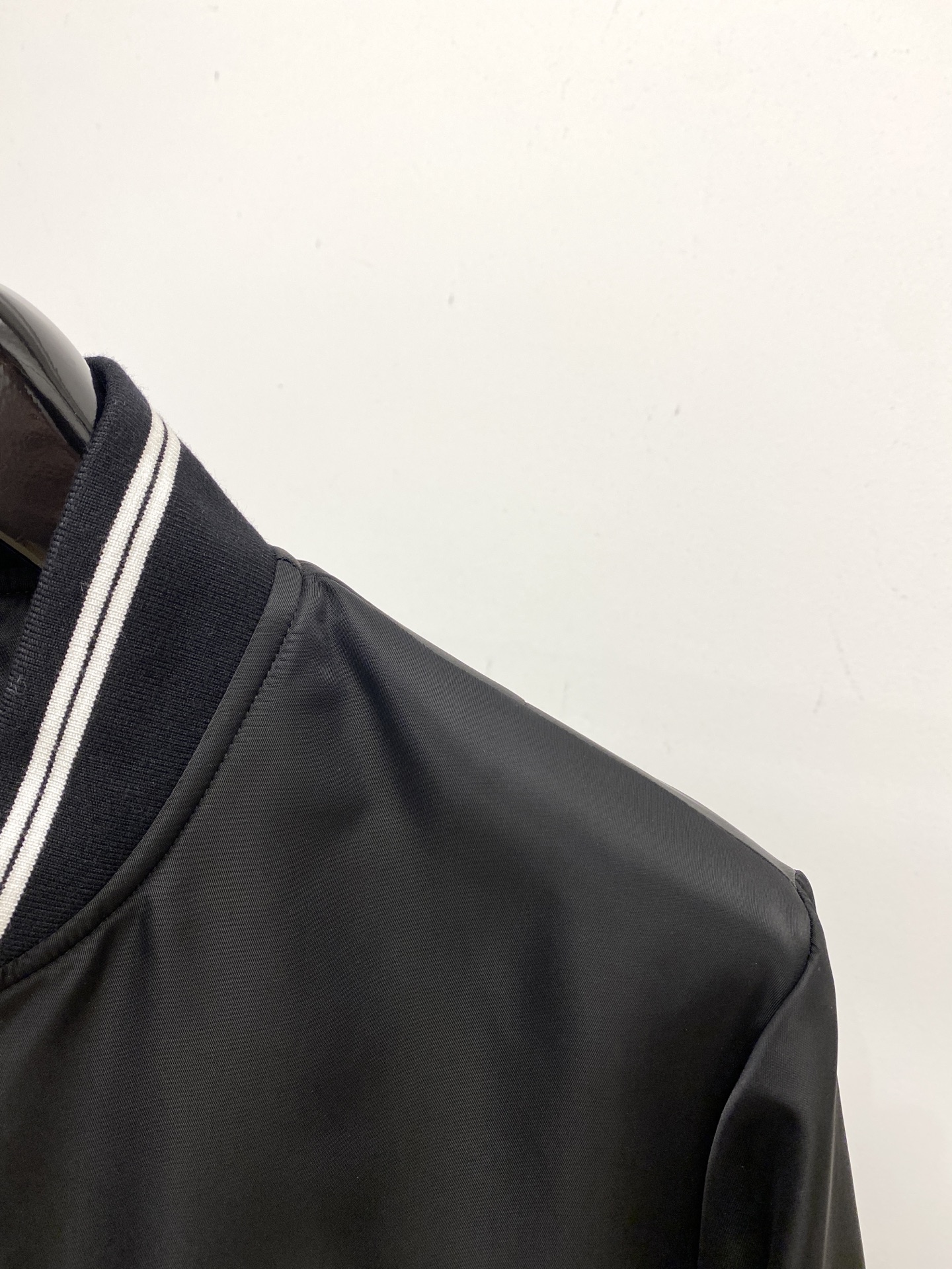 普拉达、2025新品夹克外套，时尚帅气，胸前五金装饰三角标logo，简约百搭款，定制原版面料，不仅挺括，