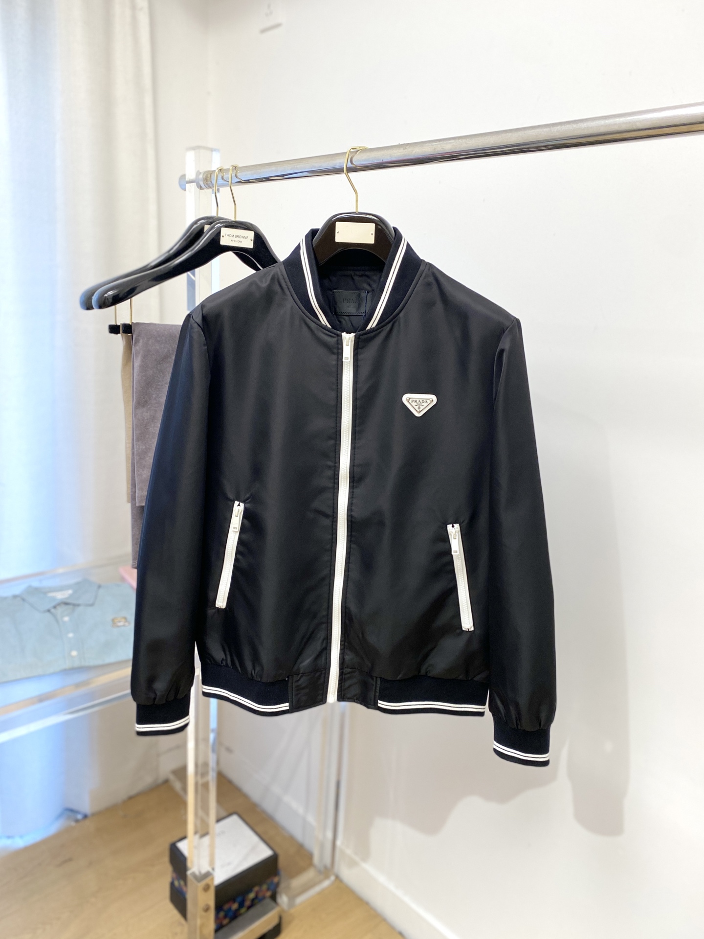 普拉达、2025新品夹克外套，时尚帅气，胸前五金装饰三角标logo，简约百搭款，定制原版面料，不仅挺括，
