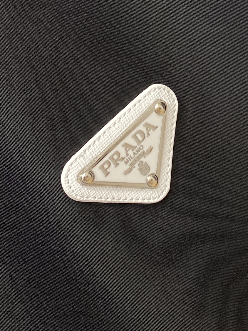 普拉达、2025新品夹克外套，时尚帅气，胸前五金装饰三角标logo，简约百搭款，定制原版面料，不仅挺括，