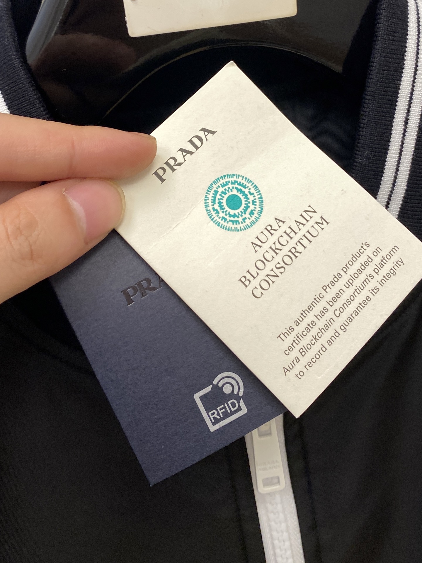 普拉达、2025新品夹克外套，时尚帅气，胸前五金装饰三角标logo，简约百搭款，定制原版面料，不仅挺括，