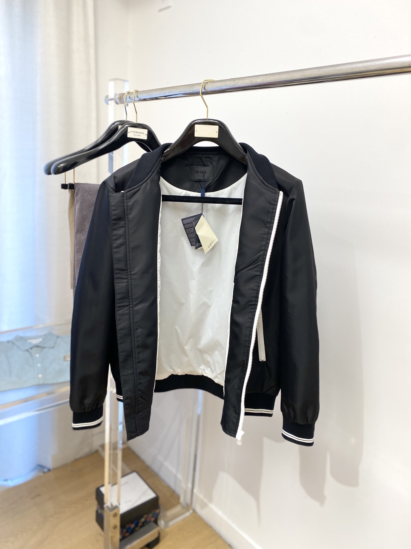 普拉达、2025新品夹克外套，时尚帅气，胸前五金装饰三角标logo，简约百搭款，定制原版面料，不仅挺括，