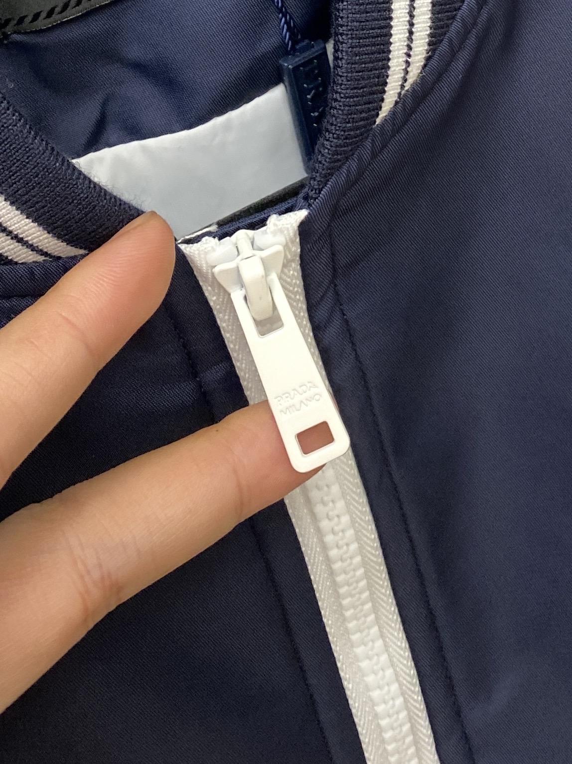 普拉达、2025新品夹克外套，时尚帅气，胸前五金装饰三角标logo，简约百搭款，定制原版面料，不仅挺括，