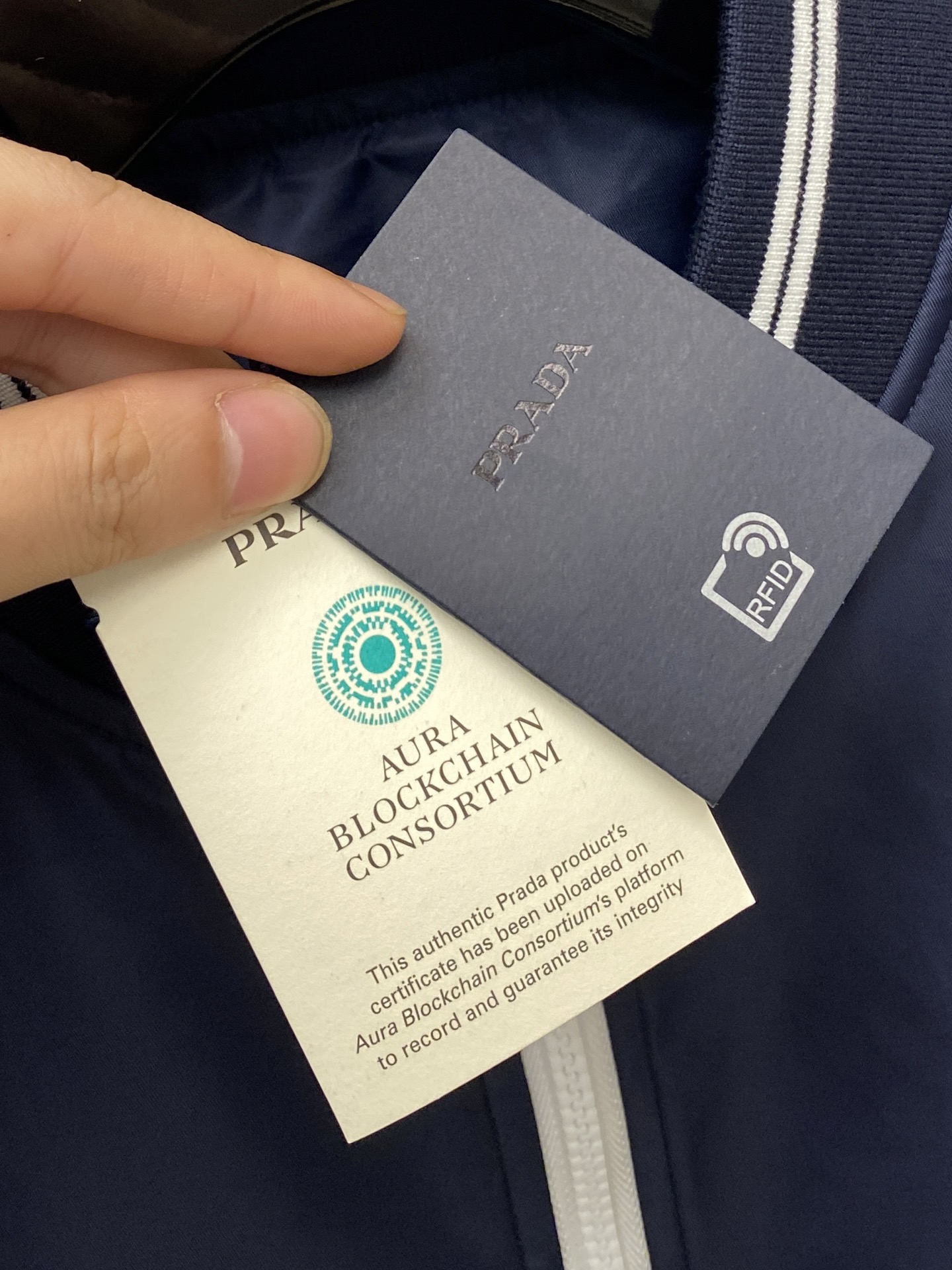 普拉达、2025新品夹克外套，时尚帅气，胸前五金装饰三角标logo，简约百搭款，定制原版面料，不仅挺括，