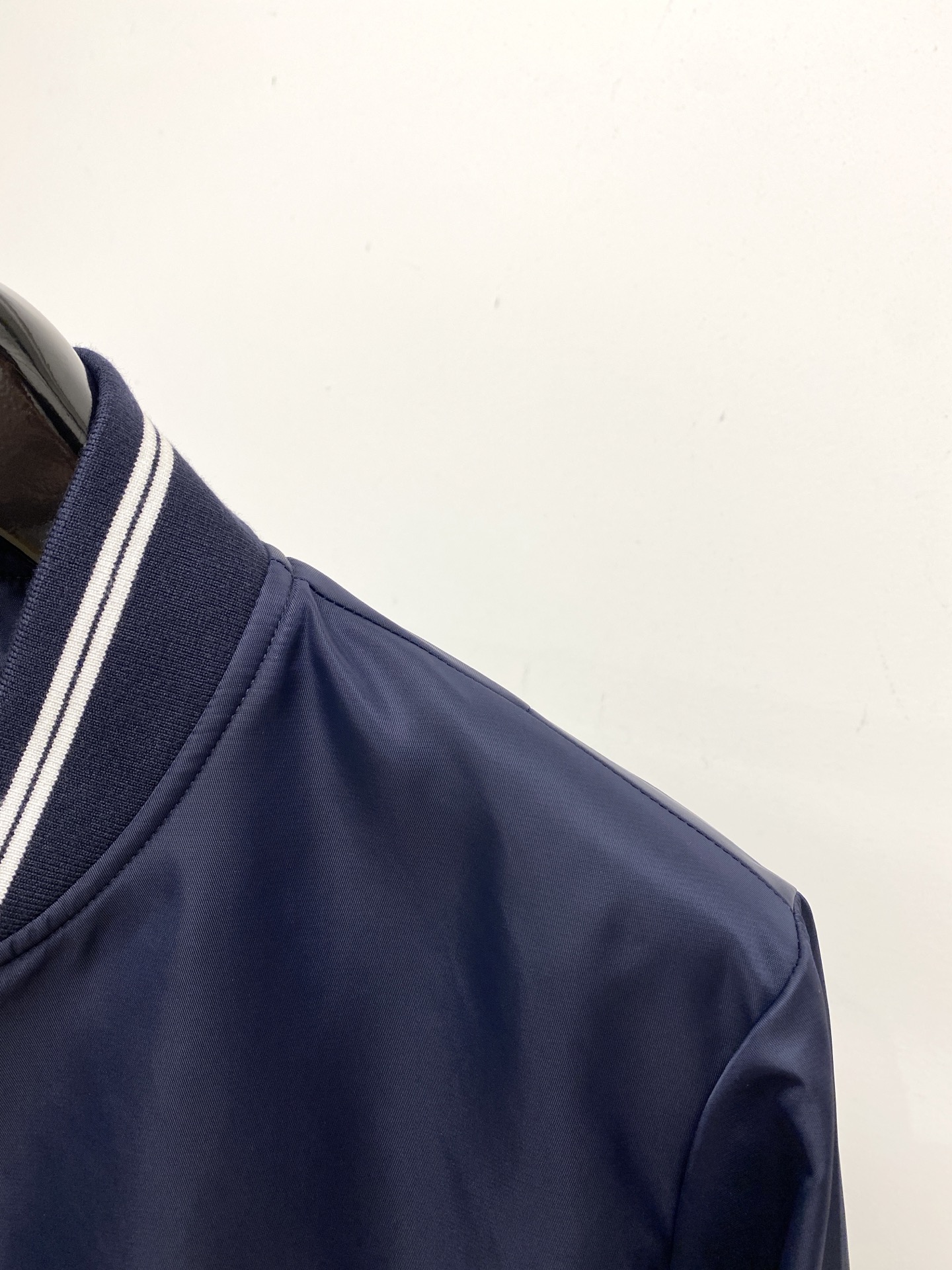 普拉达、2025新品夹克外套，时尚帅气，胸前五金装饰三角标logo，简约百搭款，定制原版面料，不仅挺括，