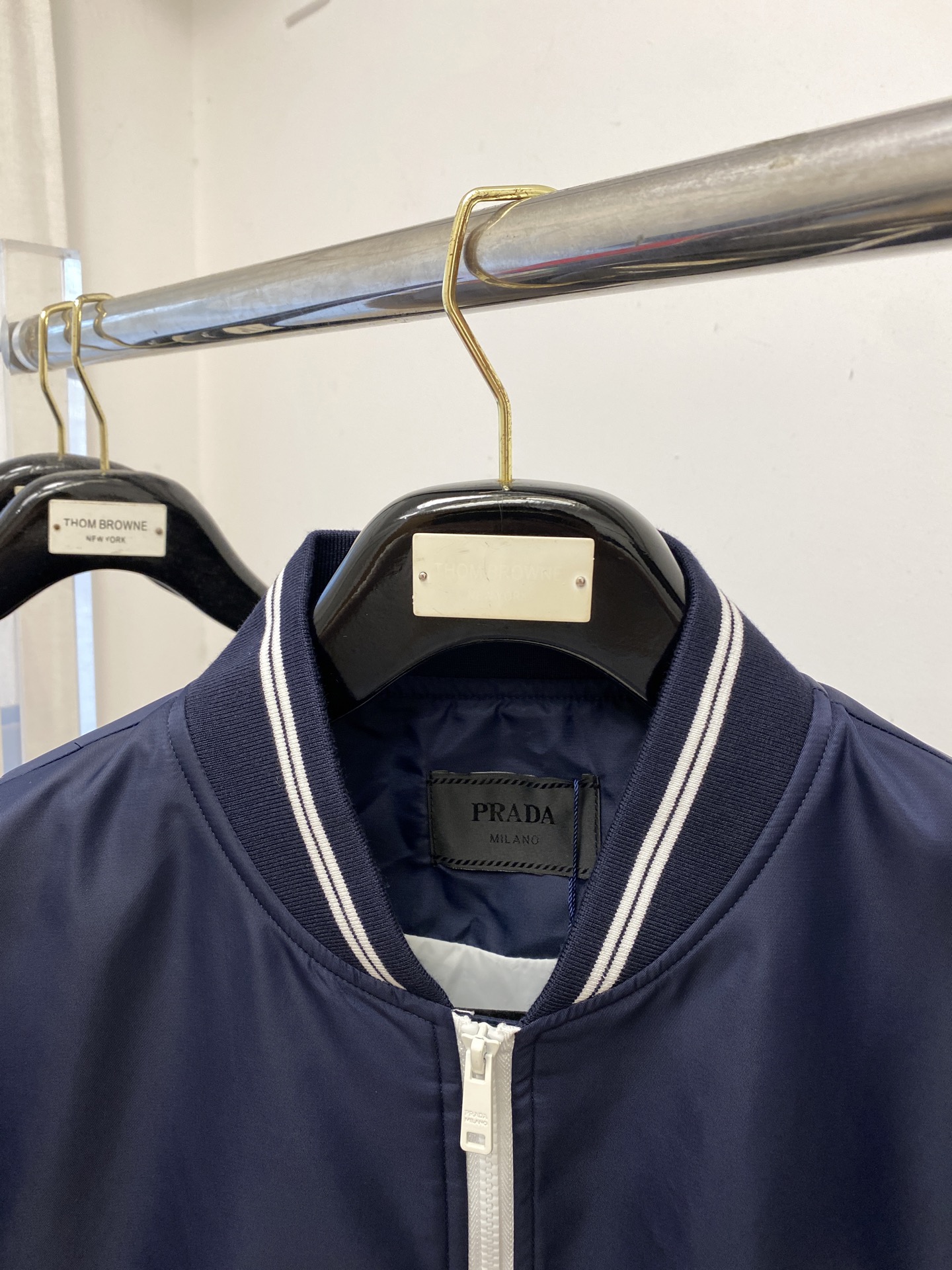普拉达、2025新品夹克外套，时尚帅气，胸前五金装饰三角标logo，简约百搭款，定制原版面料，不仅挺括，