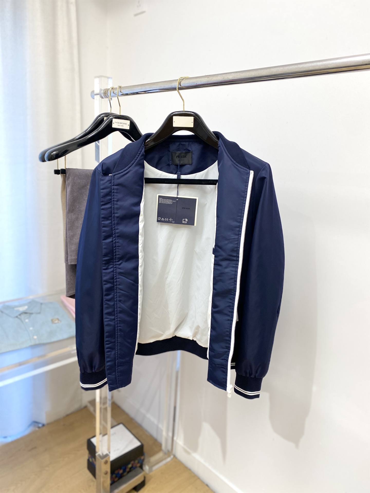 普拉达、2025新品夹克外套，时尚帅气，胸前五金装饰三角标logo，简约百搭款，定制原版面料，不仅挺括，