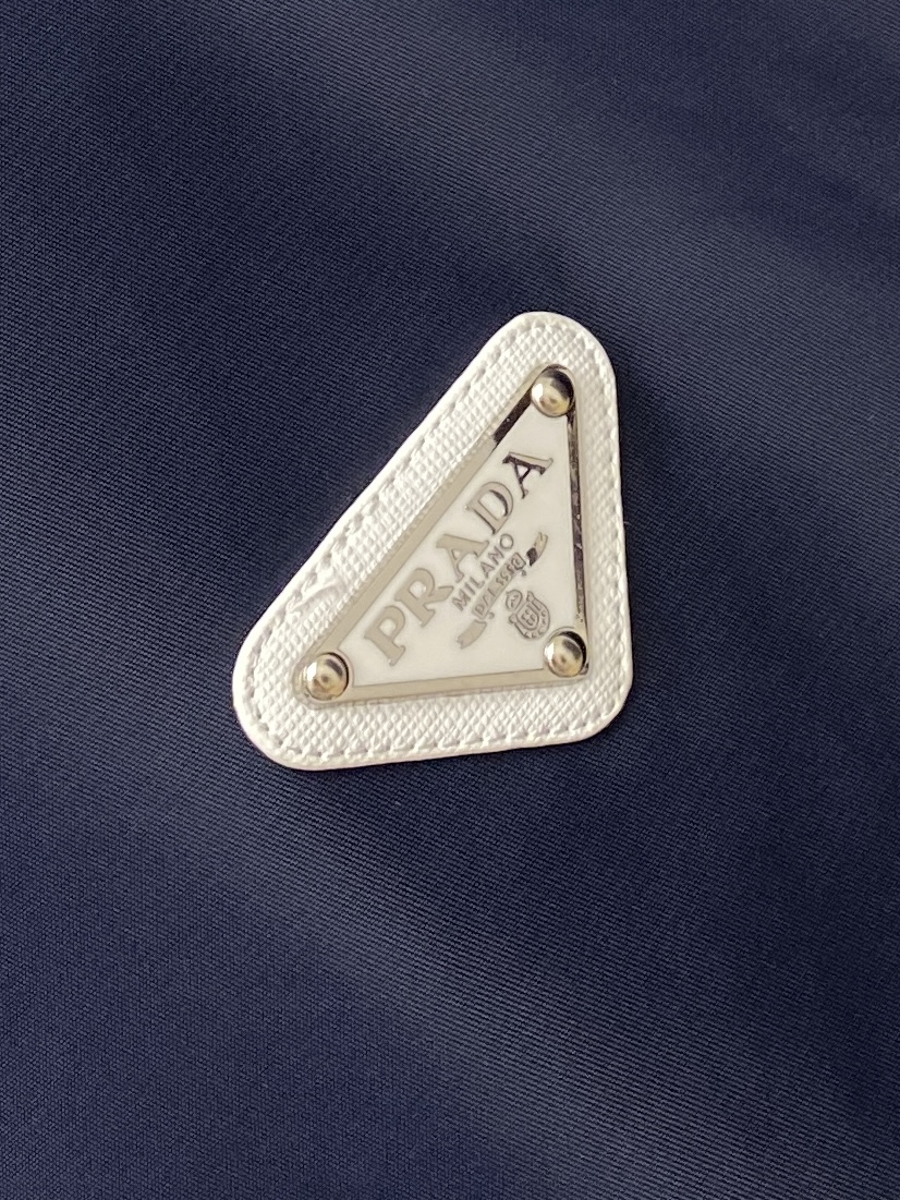 普拉达、2025新品夹克外套，时尚帅气，胸前五金装饰三角标logo，简约百搭款，定制原版面料，不仅挺括，