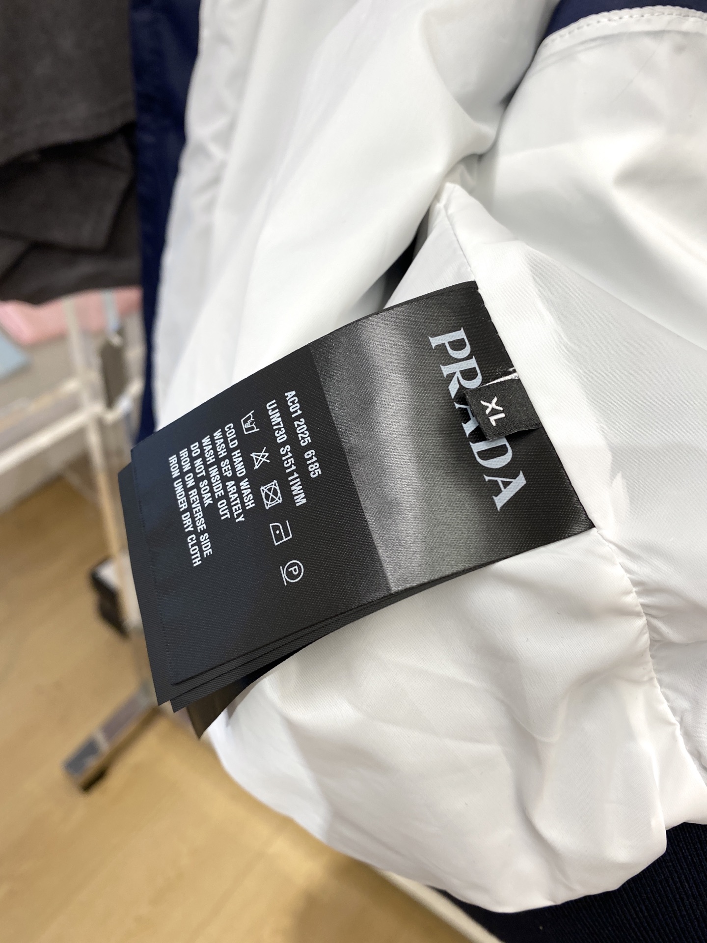 普拉达、2025新品夹克外套，时尚帅气，胸前五金装饰三角标logo，简约百搭款，定制原版面料，不仅挺括，