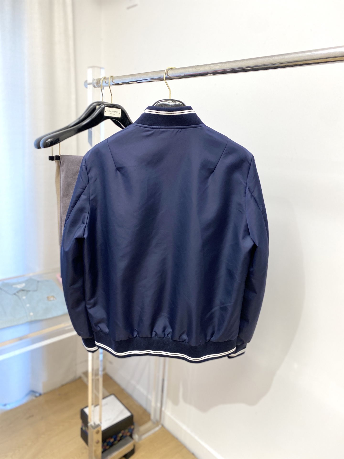 普拉达、2025新品夹克外套，时尚帅气，胸前五金装饰三角标logo，简约百搭款，定制原版面料，不仅挺括，