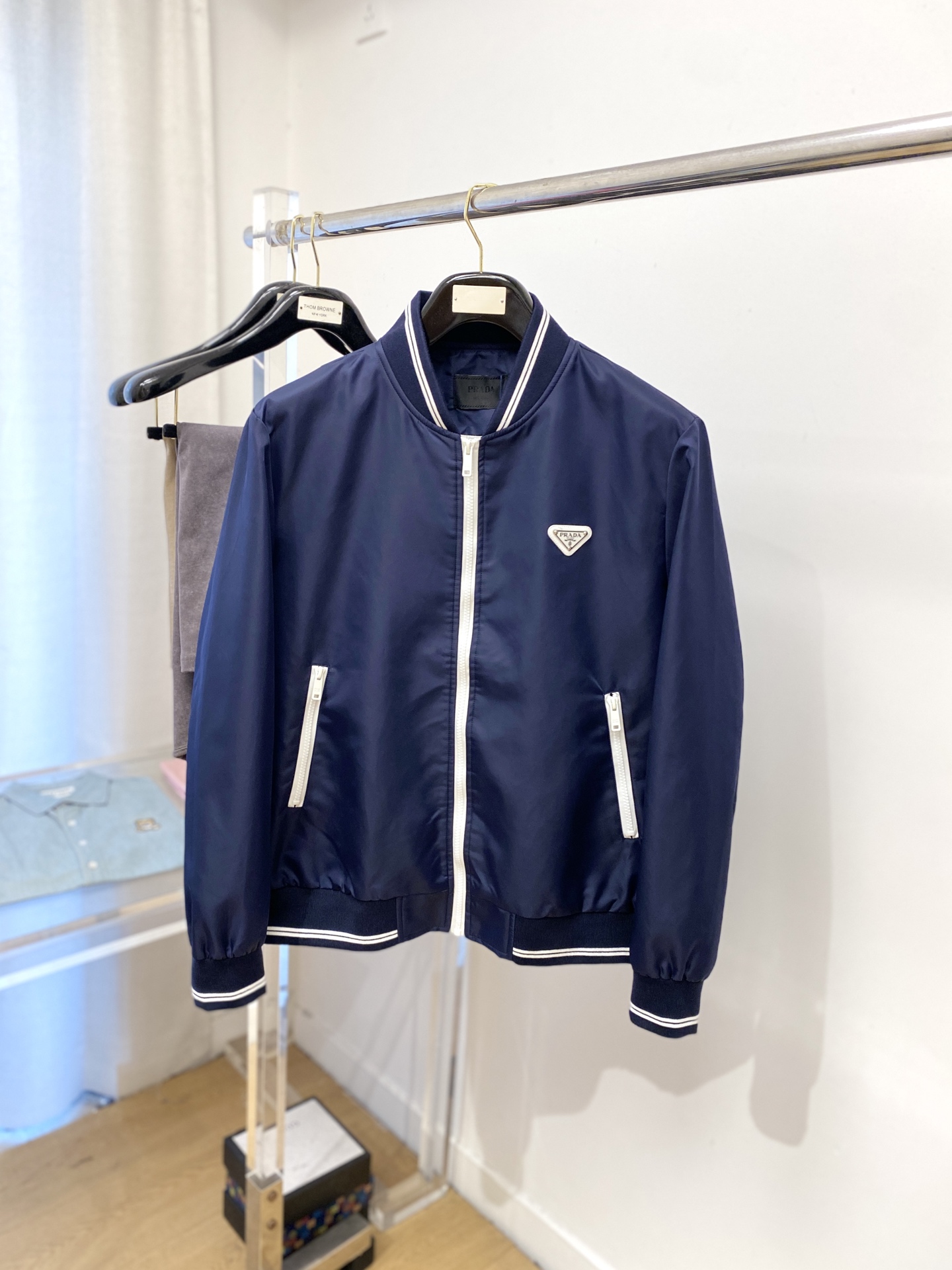 普拉达、2025新品夹克外套，时尚帅气，胸前五金装饰三角标logo，简约百搭款，定制原版面料，不仅挺括，