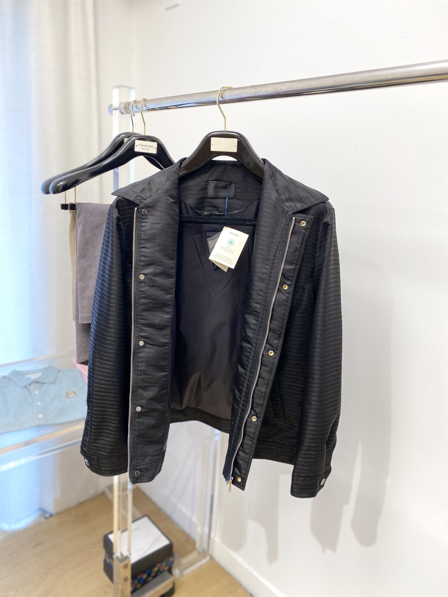 普拉达、2025新品夹克外套，时尚帅气，胸前五金装饰三角标logo，简约百搭款，定制原版面料，不仅挺括，