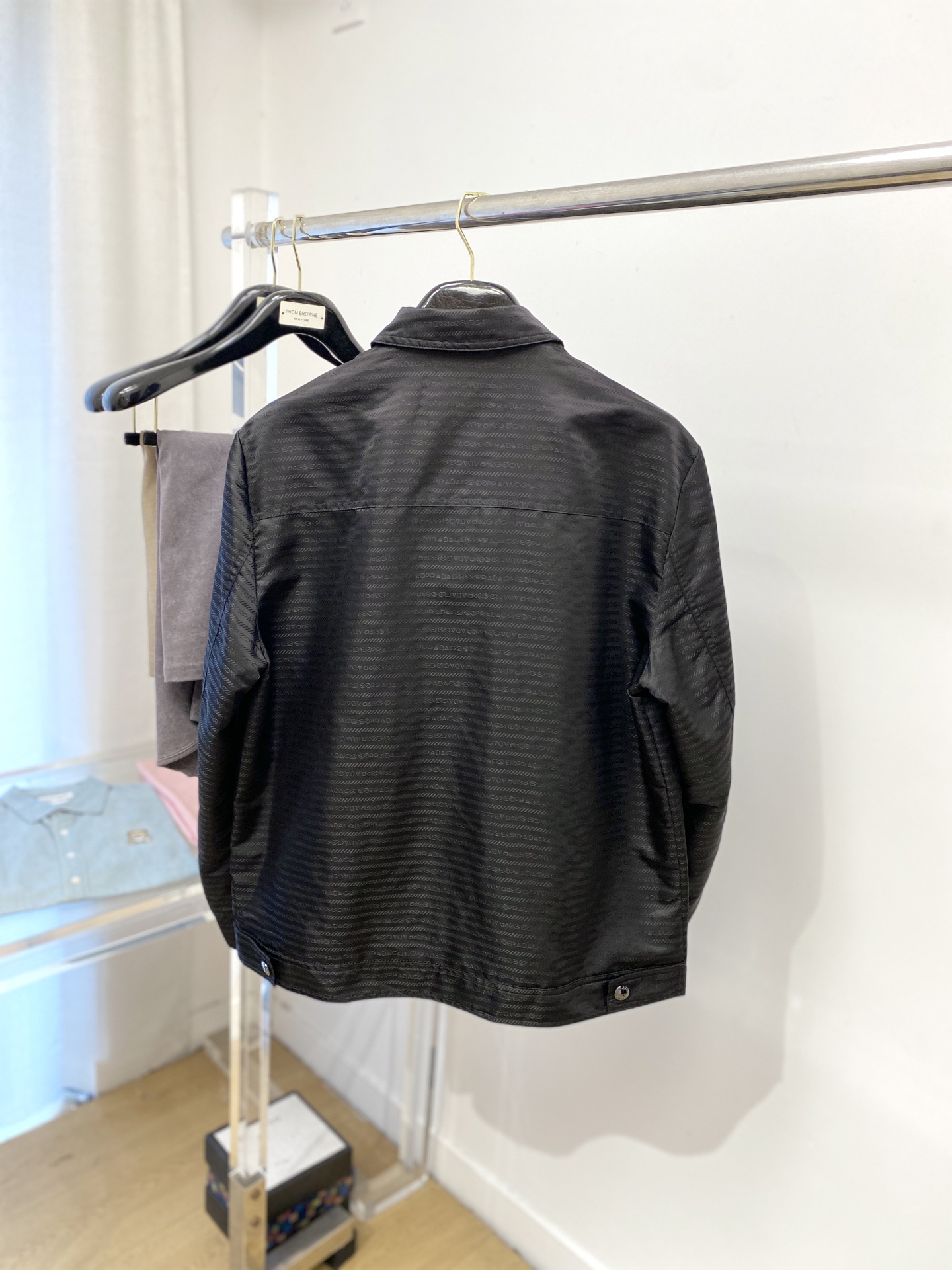 普拉达、2025新品夹克外套，时尚帅气，胸前五金装饰三角标logo，简约百搭款，定制原版面料，不仅挺括，