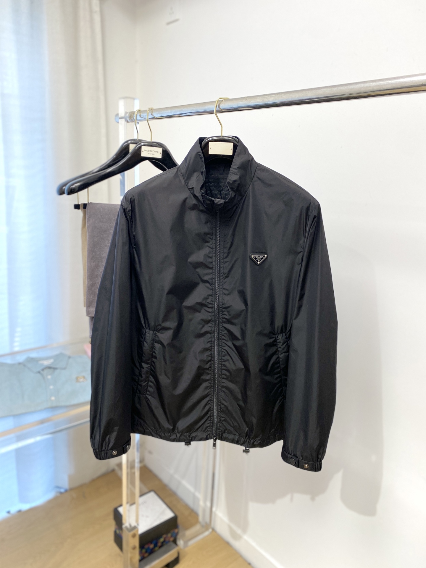 NO:525691,Prada, new jacket, fashionable and handsome, chest hardware decorative triangle logo, simple and versatile style, customized original fabric, not only crisp, maintains the trendy silhouette, and is comfortable to wear, and the yarn weaving is more delicate, code number M-3XL, prada, jackets & coats, jackets & coats, alexander wang19860909普拉达、新品夹克外套,时尚帅气,胸前五金装饰三角标logo,简约百搭款,定制原版面料,不仅挺括,保持潮流的廓形,又穿着舒适,纱织更细腻,码数M-3XL,,prada,jackets & coats,jackets & coats,alexander wang,Men's clothing