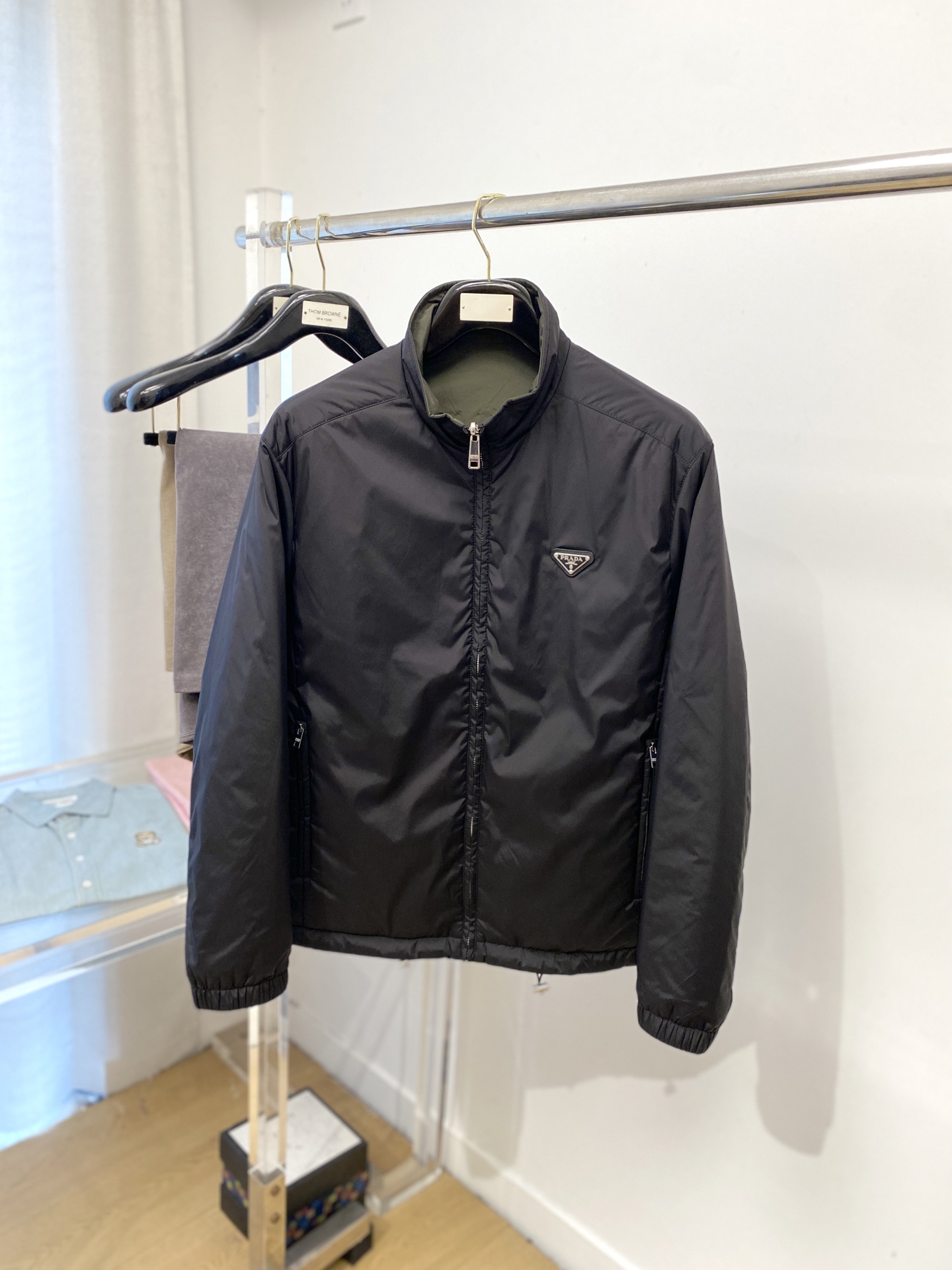 NO:525693,Prada, new double-sided jacket, fashionable and handsome, chest hardware decorative triangle logo, simple and versatile style, customized original fabric, not only crisp, maintains the trendy silhouette, and is comfortable to wear, and the yarn weaving is more delicate, code number M-3XL, prada, jackets & coats, jackets & coats, alexander wang19860909普拉达、新品双面穿夹克外套,时尚帅气,胸前五金装饰三角标logo,简约百搭款,定制原版面料,不仅挺括,保持潮流的廓形,又穿着舒适,纱织更细腻,码数M-3XL,,prada,jackets & coats,jackets & coats,alexander wang,Men's clothing