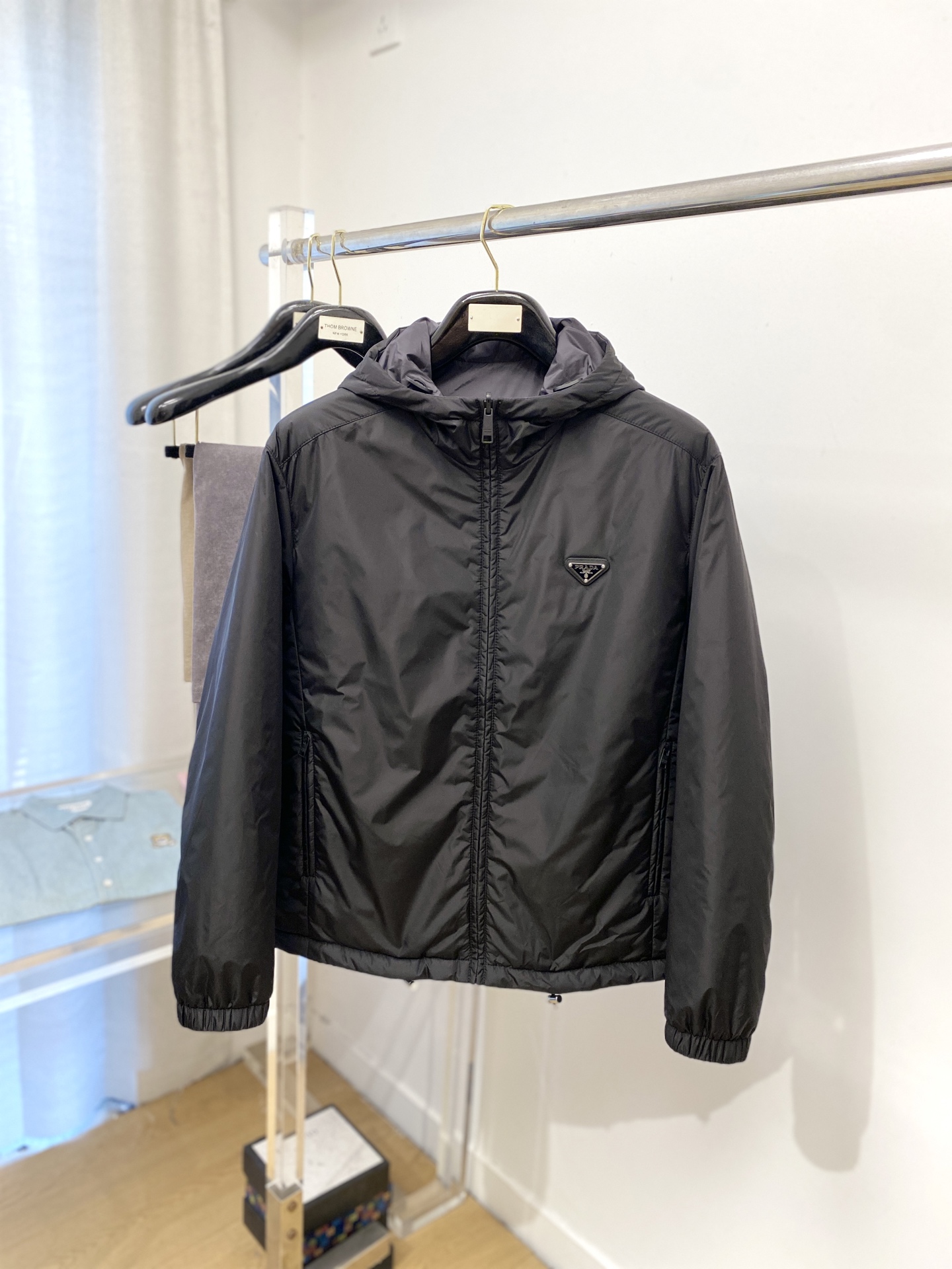 NO:525685,Prada, new double-sided jacket, fashionable and handsome, chest hardware decorative triangle logo, simple and versatile style, customized original fabric, not only crisp, maintains the trendy silhouette, and is comfortable to wear, and the yarn weaving is more delicate, code number M-3XL, prada, jackets & coats, jackets & coats, alexander wang19860909普拉达、新品双面穿夹克外套,时尚帅气,胸前五金装饰三角标logo,简约百搭款,定制原版面料,不仅挺括,保持潮流的廓形,又穿着舒适,纱织更细腻,码数M-3XL,,prada,jackets & coats,jackets & coats,alexander wang,Men's clothing