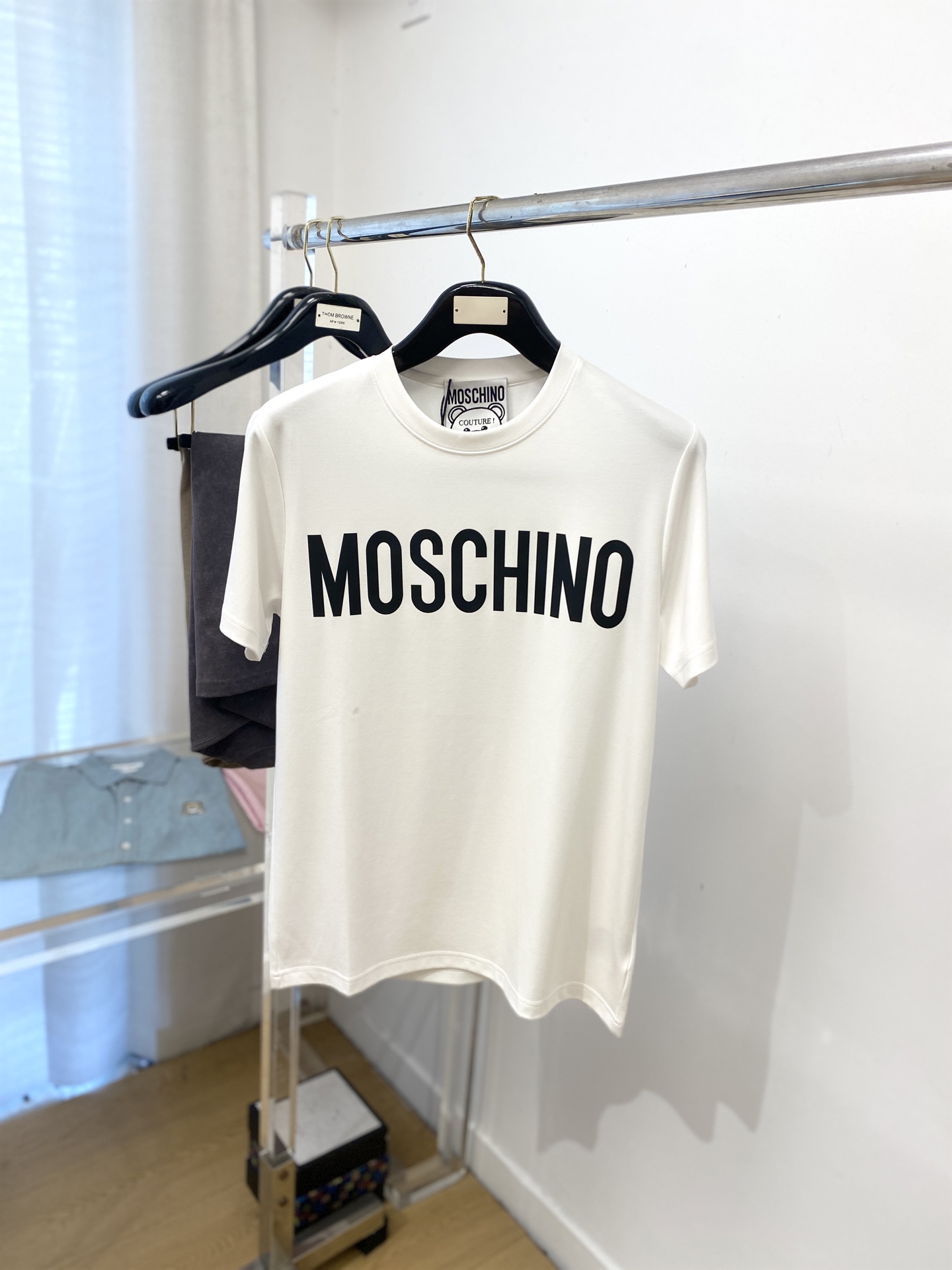 NO:537521,Moscino, the latest short-sleeved T-shirt in 2025, handsome and fashionable, top-grade printed letter logo on the chest, simple and versatile style. The fabric cotton is not only crisp, maintains the trendy silhouette, but also comfortable to wear, the yarn is more delicate, and the number of codes M-3XL,,T-shirt,tees,t-shirt,alexander wang19860909莫斯奇诺、2025最新款短袖T恤,帅气时尚,胸前顶级印胶字母logo,简约百搭款.面料棉 不仅挺括,保持潮流的廓形,又穿着舒适,纱织更细腻,码数 M-3XL,,T-shirt,tees，t-shirt,alexander wang,Men's clothing