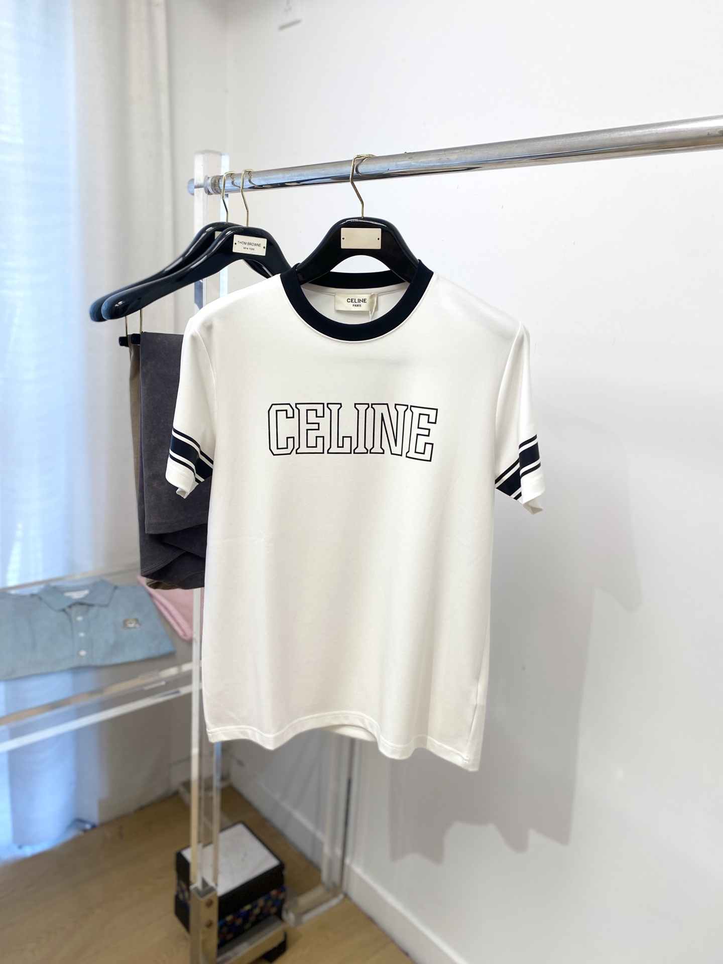 NO:537519,Celine, 2025 new short-sleeved T-shirt, handsome and fashionable, top printed letter logo on the chest, simple and versatile style. Fabric cotton is not only crisp, maintains the trendy silhouette, but also comfortable to wear, and the yarn is more delicate, the number M-3XL, celine, celine, T-shirt, tees, t-shirt, alexander wang19860909Celine 赛琳、2025新品短袖T恤,帅气时尚,胸前顶级印花字母logo,简约百搭款.面料棉 不仅挺括,保持潮流的廓形,又穿着舒适,纱织更细腻,码数M-3XL,,celine,celine,T-shirt,tees，t-shirt,alexander wang,Men's clothing