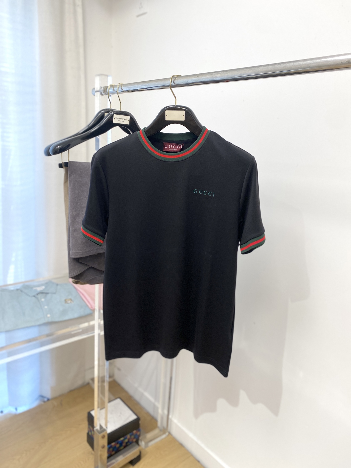 NO:537517,Guqi, 2025 new short-sleeved T-shirt, handsome and fashionable, exquisite embroidered letter logo on the chest, simple and versatile style. The fabric cotton is not only crisp, maintains the trendy silhouette, but also comfortable to wear, and the yarn is more delicate, the number M-3XL, T-shirt,tees, t-shirt,alexander wang19860909古奇、2025新品短袖T恤,帅气时尚,胸前精致刺绣字母logo,简约百搭款.面料棉 不仅挺括,保持潮流的廓形,又穿着舒适,纱织更细腻,码数M-3XL,,T-shirt,tees，t-shirt,alexander wang,Men's clothing