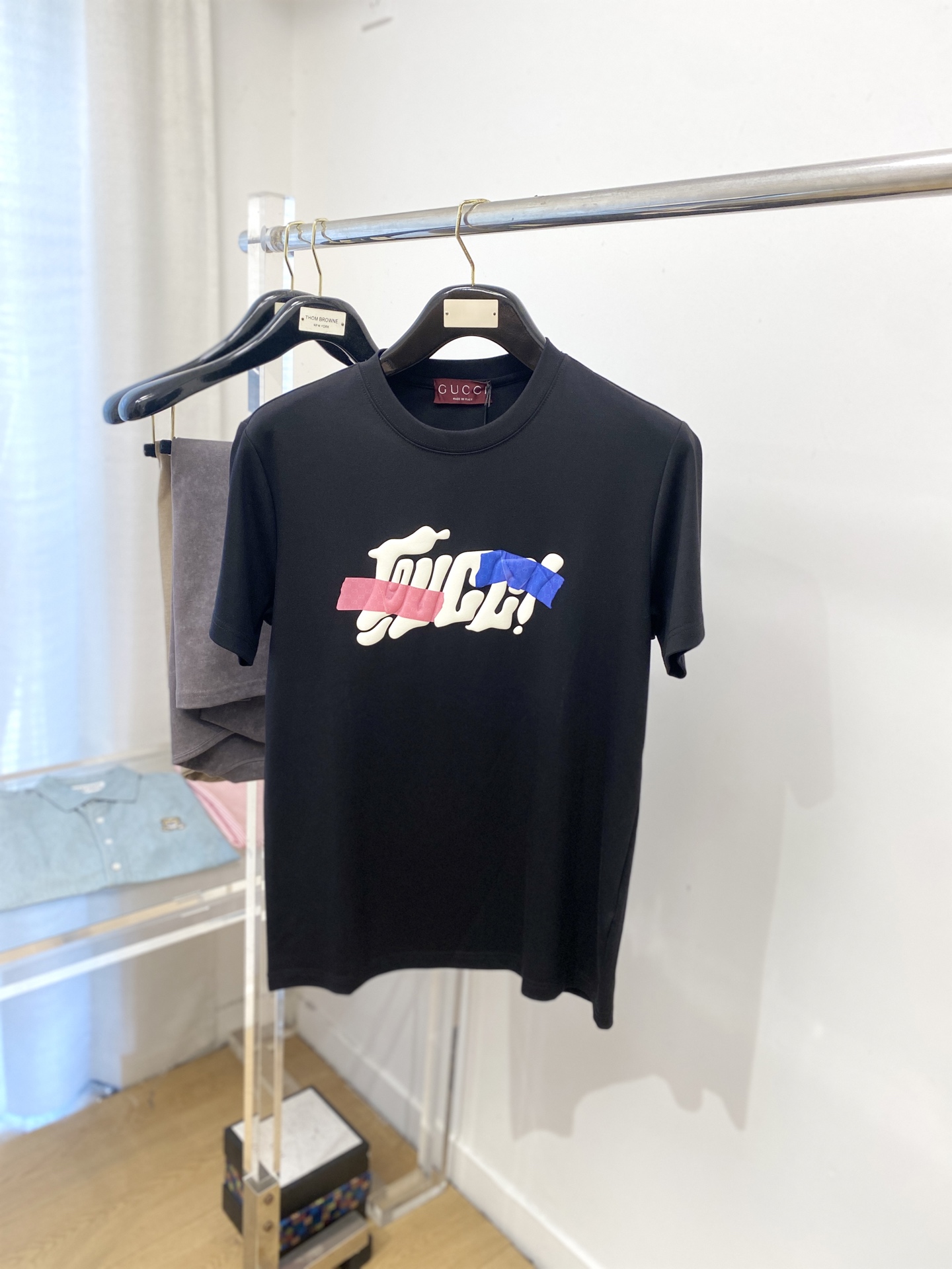 NO:537515,Guqi, 2025 new short-sleeved T-shirt, handsome and fashionable, top-level direct-spray craft letter logo on the chest, simple and versatile style. Fabric cotton is not only crisp, maintains a fashionable silhouette, but also comfortable to wear, and the yarn is more delicate, the number M-3XL, T-shirt,tees, t-shirt,alexander wang19860909古奇、2025新品短袖T恤,帅气时尚,胸前顶级直喷工艺字母logo,简约百搭款.面料棉 不仅挺括,保持潮流的廓形,又穿着舒适,纱织更细腻,码数M-3XL,,T-shirt,tees，t-shirt,alexander wang,Men's clothing