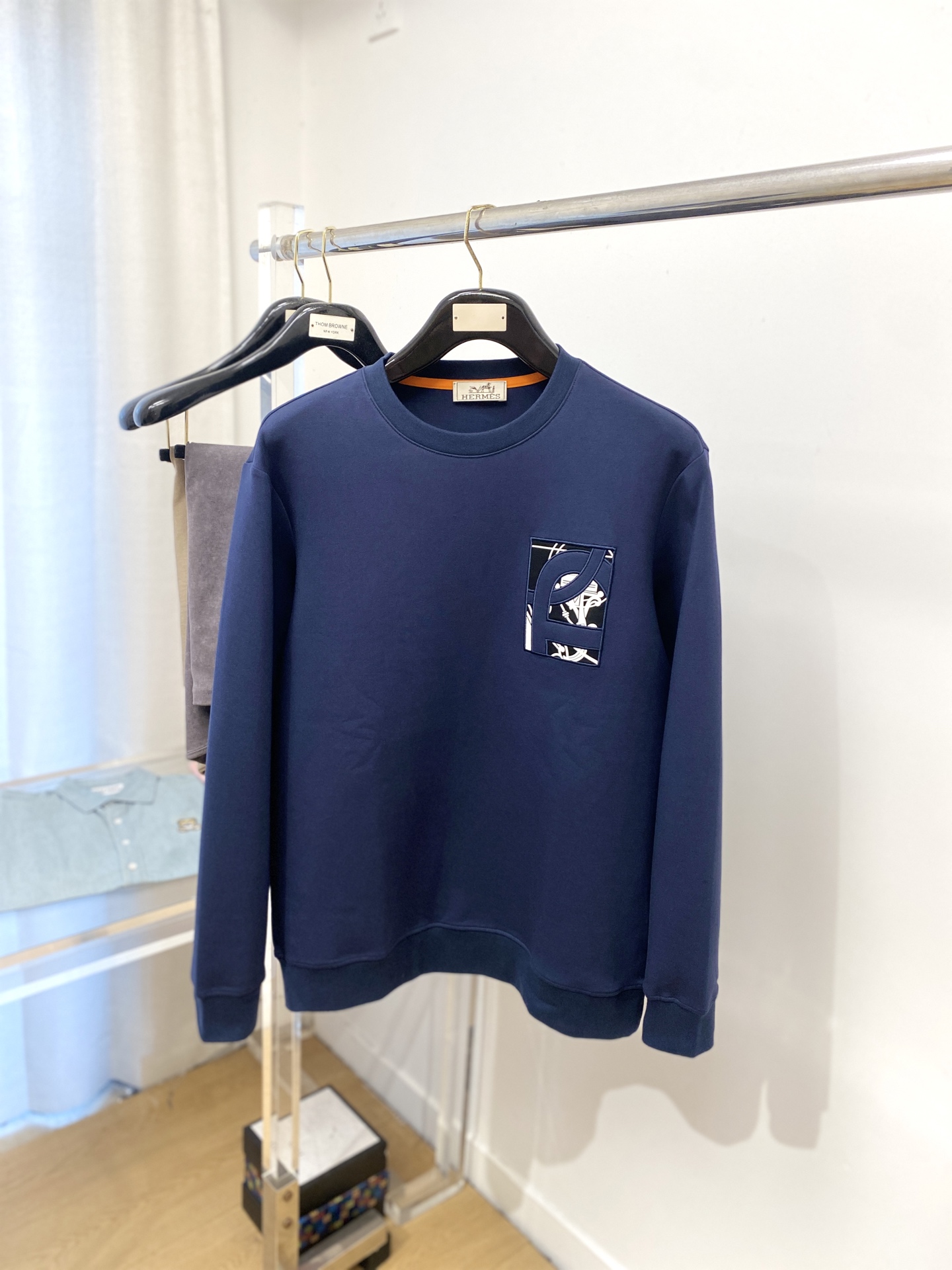 NO:563586,Hermes, 2025 new sweatshirt, handsome and fashionable, simple and versatile. Exquisite embroidery decorative pattern logo on the chest, cotton fabric is not only crisp and maintains the trendy silhouette, but also comfortable to wear, the yarn is more delicate, size M-3XL,, hermes, hoodie, sweatshirts, alexander wang19860909爱马仕、2025新品卫衣,帅气时尚,简约百搭款.胸前精致刺绣装饰图案logo,面料棉 不仅挺括,保持潮流的廓形,又穿着舒适,纱织更细腻,码数M-3XL,,hermes,hoodie,sweatshirts,alexander wang,Men's clothing