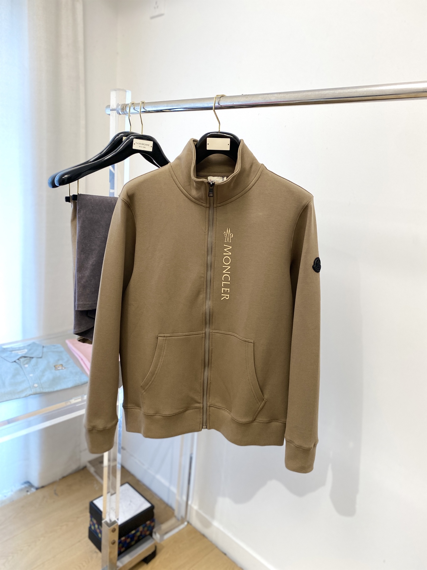 NO:526834,The cover, 2025 new sweatshirt jacket, fashionable and handsome, top-grade glue-printed letter logo on the chest, simple and versatile style, customized original fabric, not only crisp, maintains the trendy silhouette, and is comfortable to wear, and the yarn is more delicate, the number M-2XL, Moncler, hoodie, sweatshirts, jackets & coats, alexander wang19860909蒙口、2025新品卫衣外套,时尚帅气,胸前顶级印胶图案字母logo,简约百搭款,定制原版面料,不仅挺括,保持潮流的廓形,又穿着舒适,纱织更细腻,码数M-2XL,,Moncler,hoodie,sweatshirts,jackets & coats,alexander wang,Men's clothing