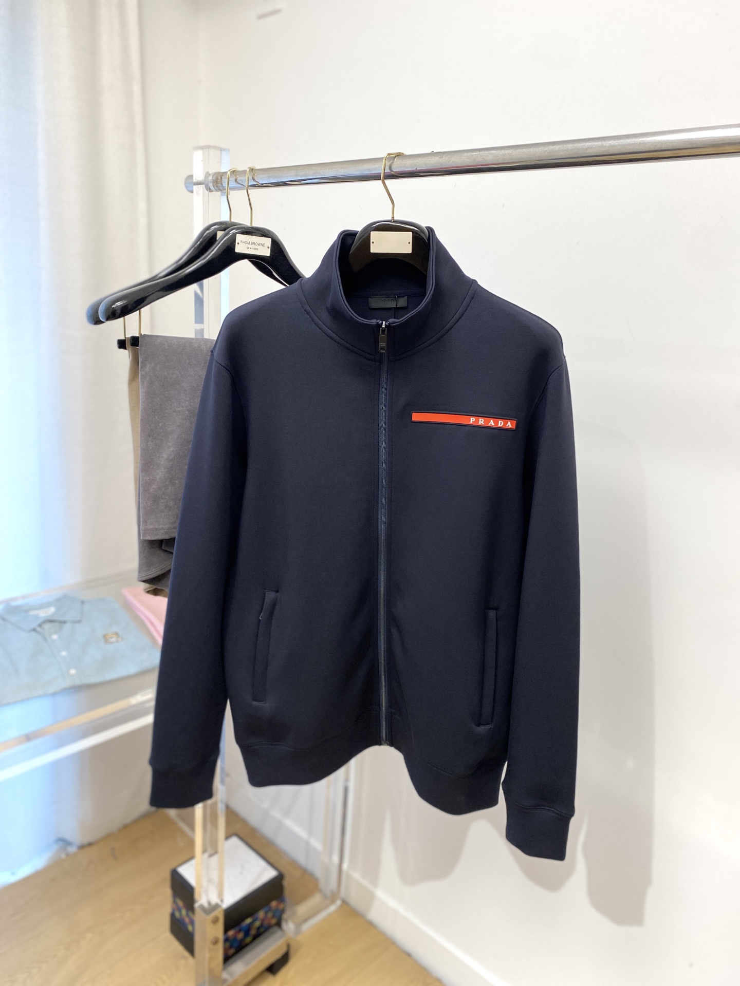 NO:524667,Prada, new sweatshirt jacket, fashionable and handsome, top printed glue decorative letter logo on the chest, simple and versatile style, customized original fabric, not only crisp, maintains the trendy silhouette, and is comfortable to wear, and the yarn is more delicate, the number M-2XL, prada, hoodie, sweatshirts, jackets & coats, alexander wang19860909普拉达、新品卫衣外套,时尚帅气,胸前顶级印胶装饰字母logo,简约百搭款,定制原版面料,不仅挺括,保持潮流的廓形,又穿着舒适,纱织更细腻,码数M-2XL,,prada,hoodie,sweatshirts,jackets & coats,alexander wang,Men's clothing