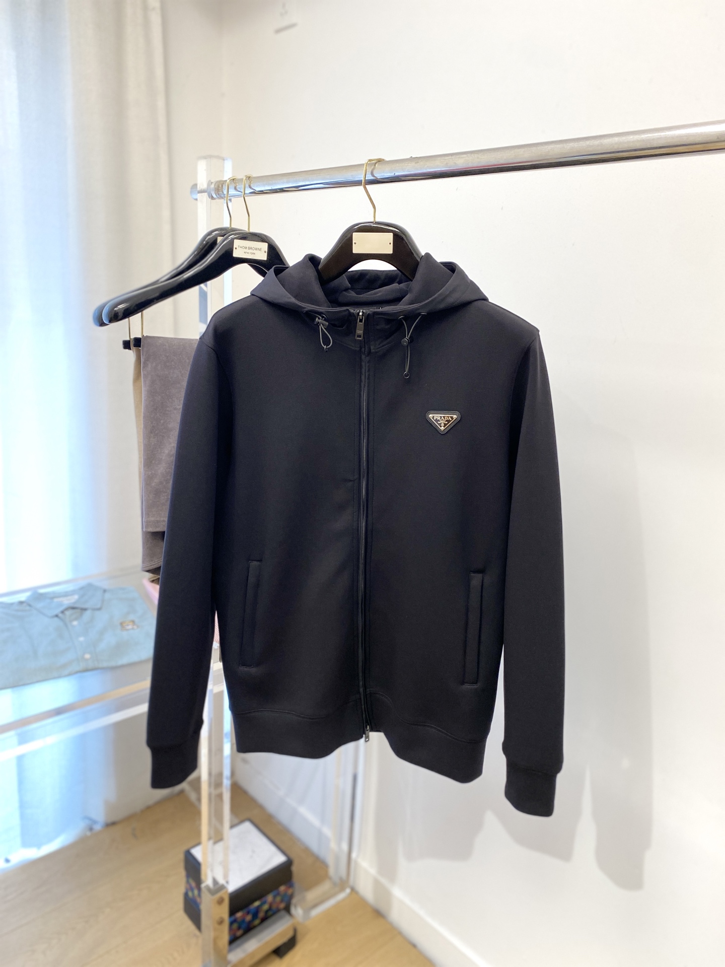 NO:526832,Prada, 2025 new sweatshirt jacket, fashionable and handsome, chest hardware decorative triangle logo, simple and versatile style, customized original fabric, not only crisp, maintains the trendy silhouette, and is comfortable to wear, and the yarn weaving is more delicate, code number M-2XL, prada, hoodie, sweatshirts, jackets & coats, alexander wang19860909普拉达、2025新品卫衣外套,时尚帅气,胸前五金装饰三角标logo,简约百搭款,定制原版面料,不仅挺括,保持潮流的廓形,又穿着舒适,纱织更细腻,码数M-2XL,,prada,hoodie,sweatshirts,jackets & coats,alexander wang,Men's clothing