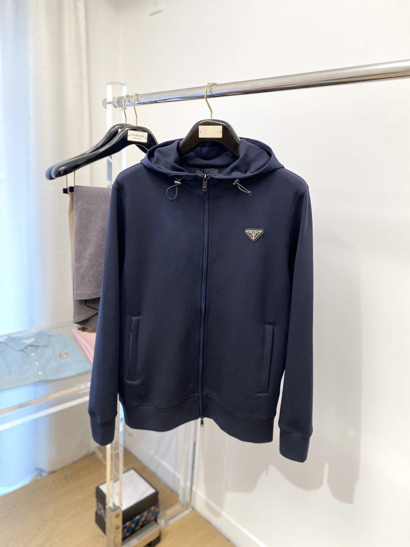 NO:527959,Prada, 2025 new sweatshirt jacket, fashionable and handsome, chest hardware decorative triangle logo, simple and versatile style, customized original fabric, not only crisp, maintains the trendy silhouette, and is comfortable to wear, and the yarn weaving is more delicate, code number M-2XL, prada, hoodie, sweatshirts, jackets & coats, alexander wang19860909普拉达、2025新品卫衣外套,时尚帅气,胸前五金装饰三角标logo,简约百搭款,定制原版面料,不仅挺括,保持潮流的廓形,又穿着舒适,纱织更细腻,码数M-2XL,,prada,hoodie,sweatshirts,jackets & coats,alexander wang,Men's clothing