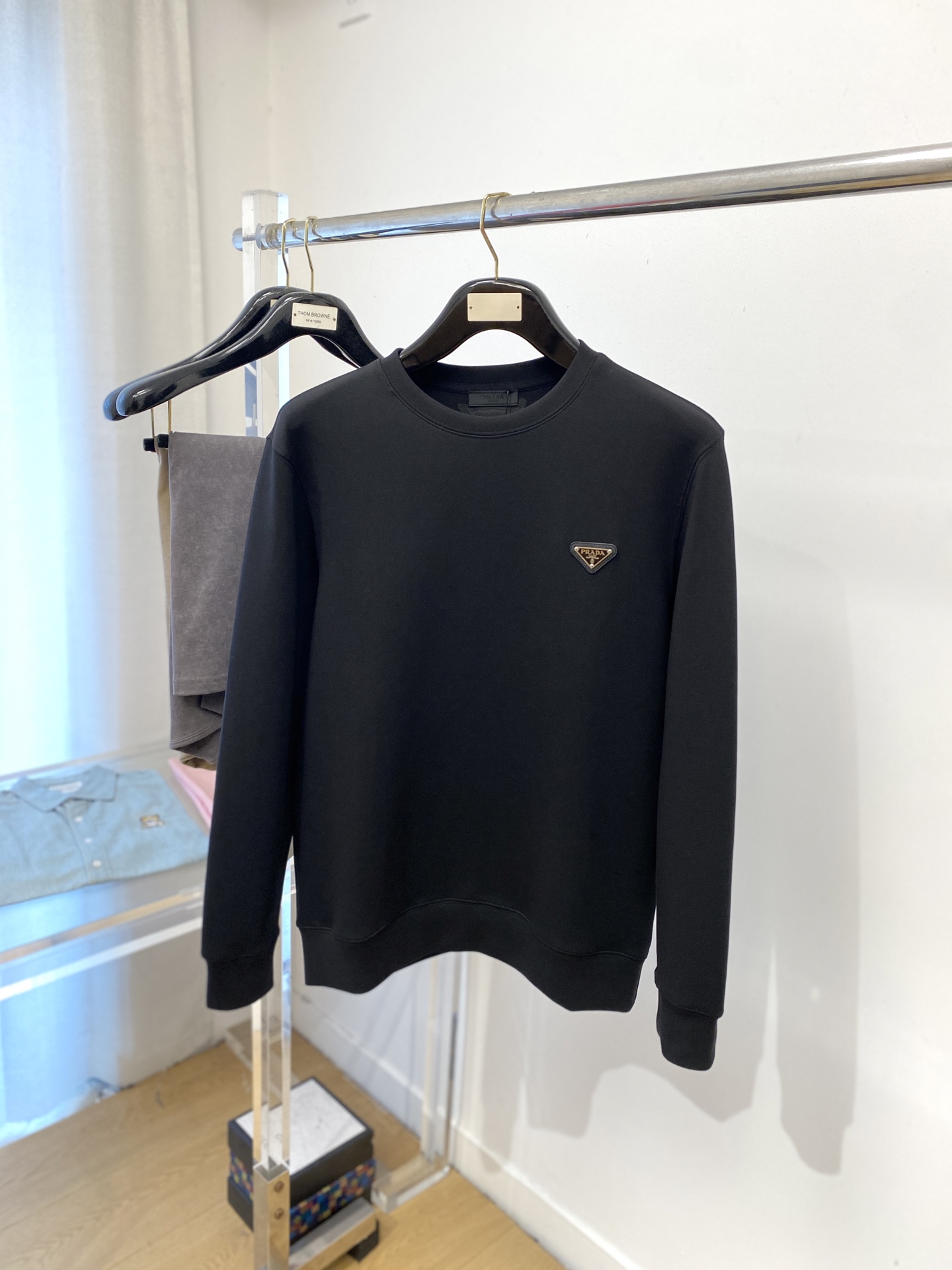 NO:527957,Prada, 2025 new sweatshirt, handsome and fashionable, simple and versatile. The chest hardware decorative triangle logo, fabric cotton is not only crisp, maintaining the trendy silhouette, and wearing comfortable, and the yarn is more delicate. The number M-2XL, prada, hoodie, sweatshirts, alexander wang19860909普拉达、2025新品卫衣,帅气时尚,简约百搭款.胸前五金装饰三角标logo,面料棉 不仅挺括,保持潮流的廓形,又穿着舒适,纱织更细腻,码数M-2XL,,prada,hoodie,sweatshirts,alexander wang,Men's clothing