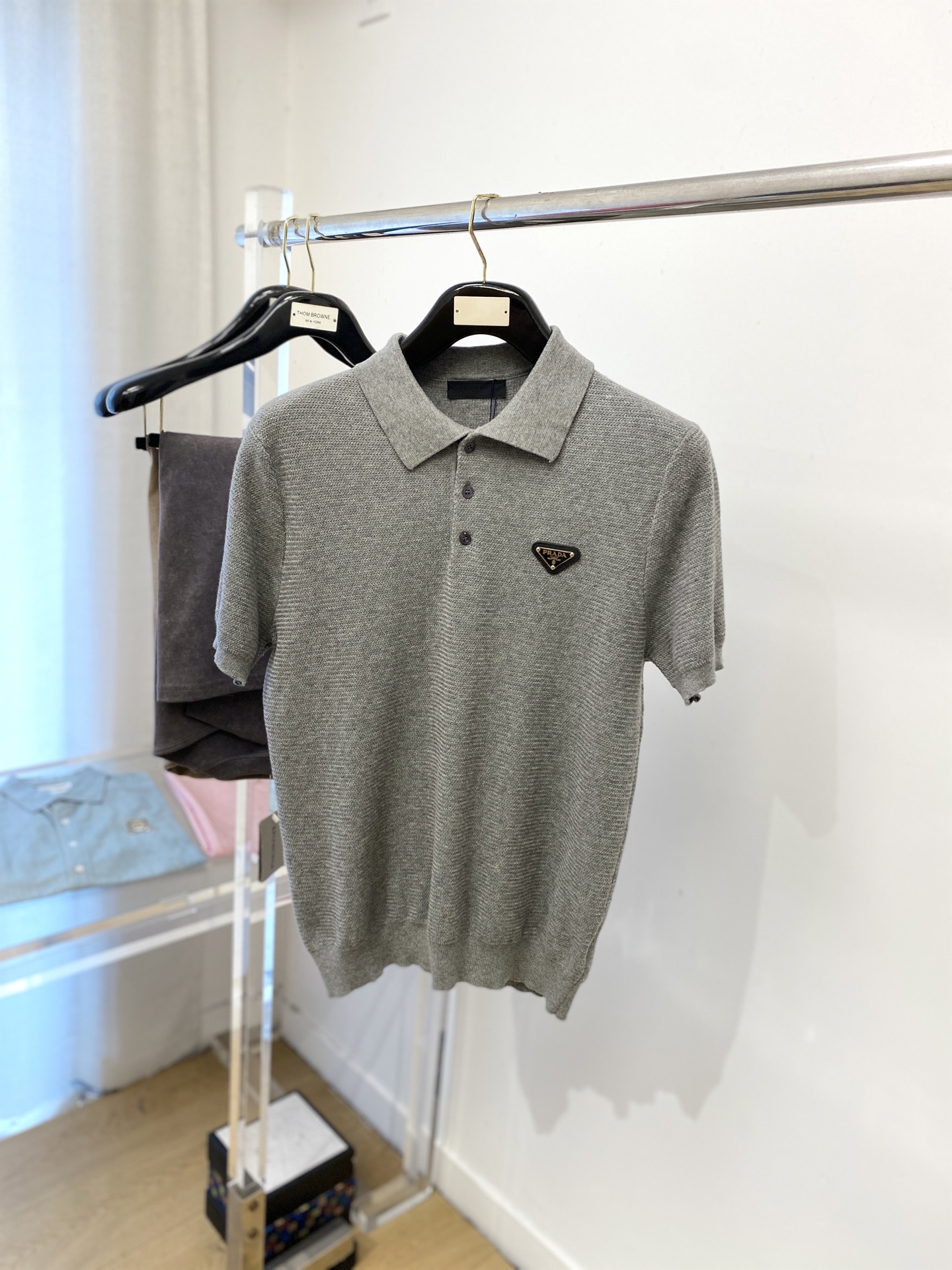 NO:527953,Prada, the latest knitted short-sleeved T-shirt in 2025, handsome and fashionable, chest hardware decorative triangle logo, simple and versatile style. Fabric cotton is not only crisp, maintains a fashionable silhouette, but also comfortable to wear, and the yarn is more delicate, the number M-3XL, prada, T-shirt,tees, t-shirt,alexander wang19860909普拉达、2025最新款针织短袖T恤,帅气时尚,胸前五金装饰三角标logo,简约百搭款.面料棉 不仅挺括,保持潮流的廓形,又穿着舒适,纱织更细腻,码数M-3XL,,prada,T-shirt,tees，t-shirt,alexander wang,Men's clothing