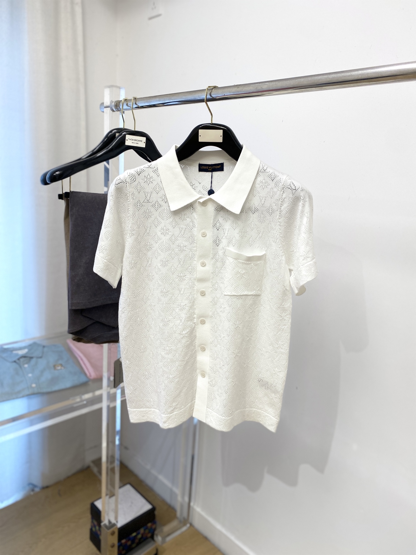 NO:527949,Louis Vuitton, the latest knitted shirt T-shirt in 2025, handsome and fashionable, top digital positioning and woven letter logo, simple and versatile. Fabric cotton is not only crisp, maintains the trendy silhouette, but also comfortable to wear, and the yarn is more delicate, the number M-3XL, louis vuitton,shirts,tees,t-shirt,alexander wang19860909路易威登、2025最新款针织衬衫T恤,帅气时尚,顶级数码定位定织字母logo,简约百搭款.面料棉 不仅挺括,保持潮流的廓形,又穿着舒适,纱织更细腻,码数M-3XL,,louis vuitton,shirts,tees，t-shirt,alexander wang,Men's clothing