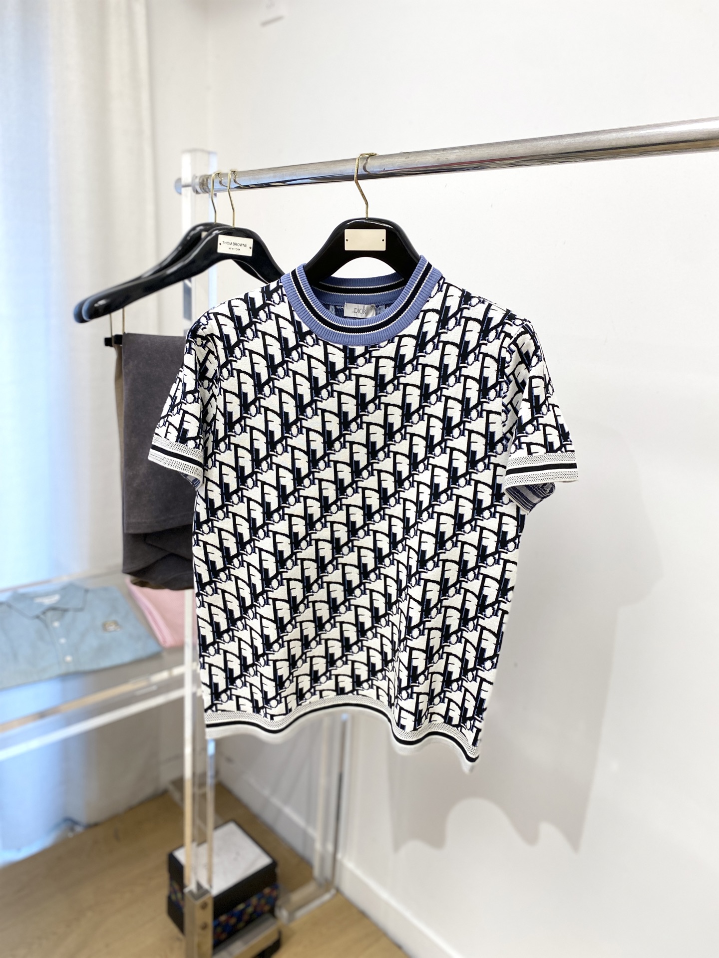 NO:527947,Dior, the latest knitted short-sleeved T-shirt in 2025, handsome and fashionable, top digital positioning and woven letter logo, simple and versatile. Fabric cotton is not only crisp, maintains a fashionable silhouette, but also comfortable to wear, and the yarn is more delicate, the number M-3XL,,dior,T-shirt,tees,t-shirt,alexander wang19860909迪奥、2025最新款针织短袖T恤,帅气时尚,顶级数码定位定织字母logo,简约百搭款.面料棉 不仅挺括,保持潮流的廓形,又穿着舒适,纱织更细腻,码数M-3XL,,dior,T-shirt,tees，t-shirt,alexander wang,Men's clothing